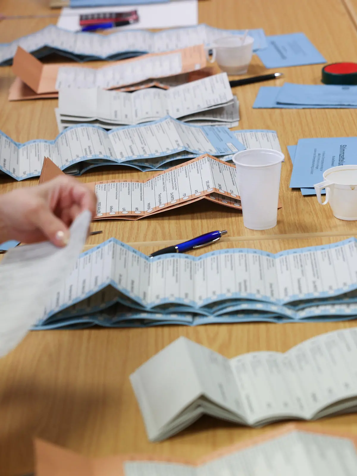 15.02.2023, Berlin: Nach der Wiederholungswahl zum Berliner Abgeordnetenhaus werden bei einer Öffentlichen Auszählung Wahlbriefe im Bezirk Lichtenberg nachgezählt. Insgesamt soll es sich um 466 Stimmen von Briefwählern handeln, die bei der Wiederholungswahl am 12. Februar 2023 nicht berücksichtigt wurden. Foto: Jörg Carstensen/dpa +++ dpa-Bildfunk +++