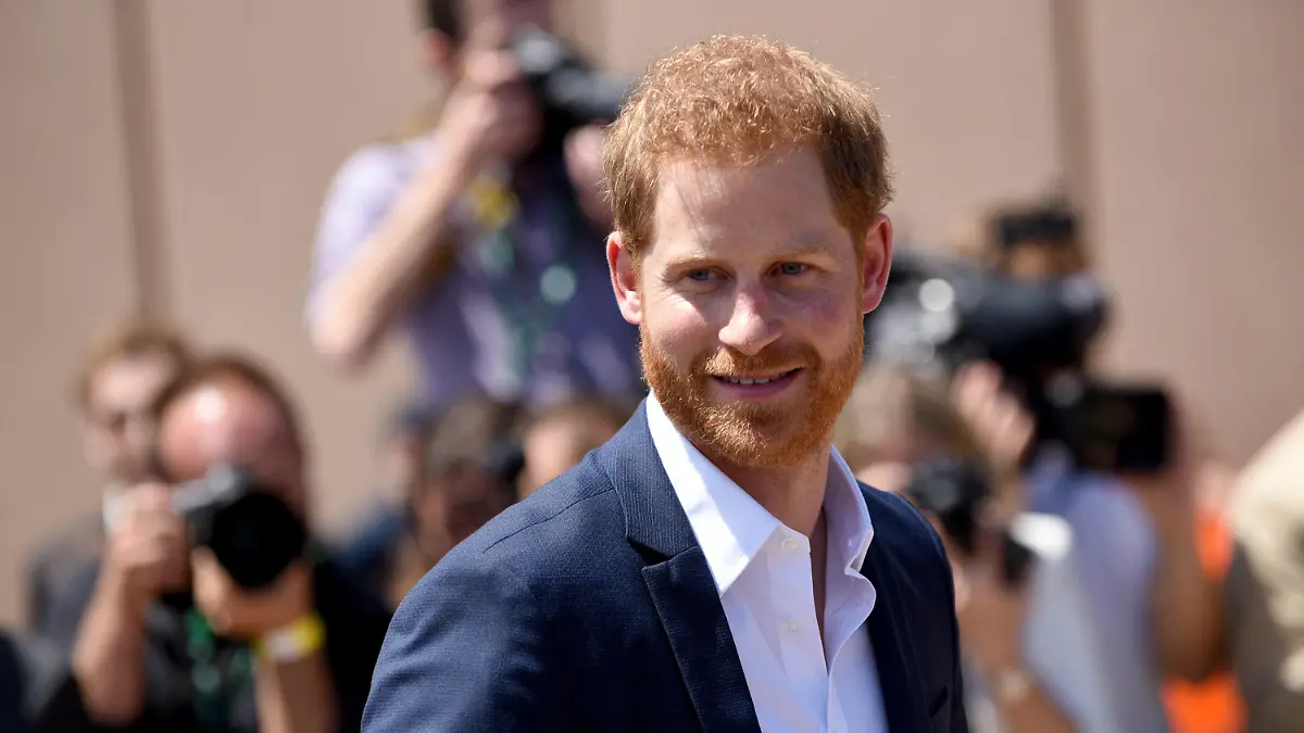 16.10.2018, Australien, Sydney: Prinz Harry begrüßt vor dem Opernhaus Fans. Prinz Harry und seine Frau Meghan sind auf ihrer ersten offiziellen gemeinsamen Auslandsreise seit der Hochzeit im Mai und machen eine 16-Tägige Tour durch Australien, Neuseeland, die Fidschi-Inseln und das Königreich Tonga. Foto: Larissa Hinz/dpa +++ dpa-Bildfunk +++