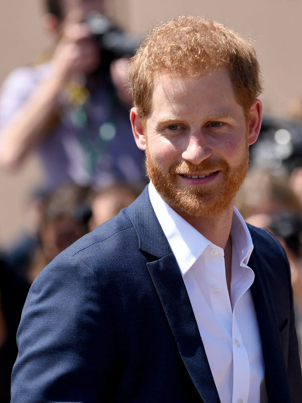 16.10.2018, Australien, Sydney: Prinz Harry begrüßt vor dem Opernhaus Fans. Prinz Harry und seine Frau Meghan sind auf ihrer ersten offiziellen gemeinsamen Auslandsreise seit der Hochzeit im Mai und machen eine 16-Tägige Tour durch Australien, Neuseeland, die Fidschi-Inseln und das Königreich Tonga. Foto: Larissa Hinz/dpa +++ dpa-Bildfunk +++