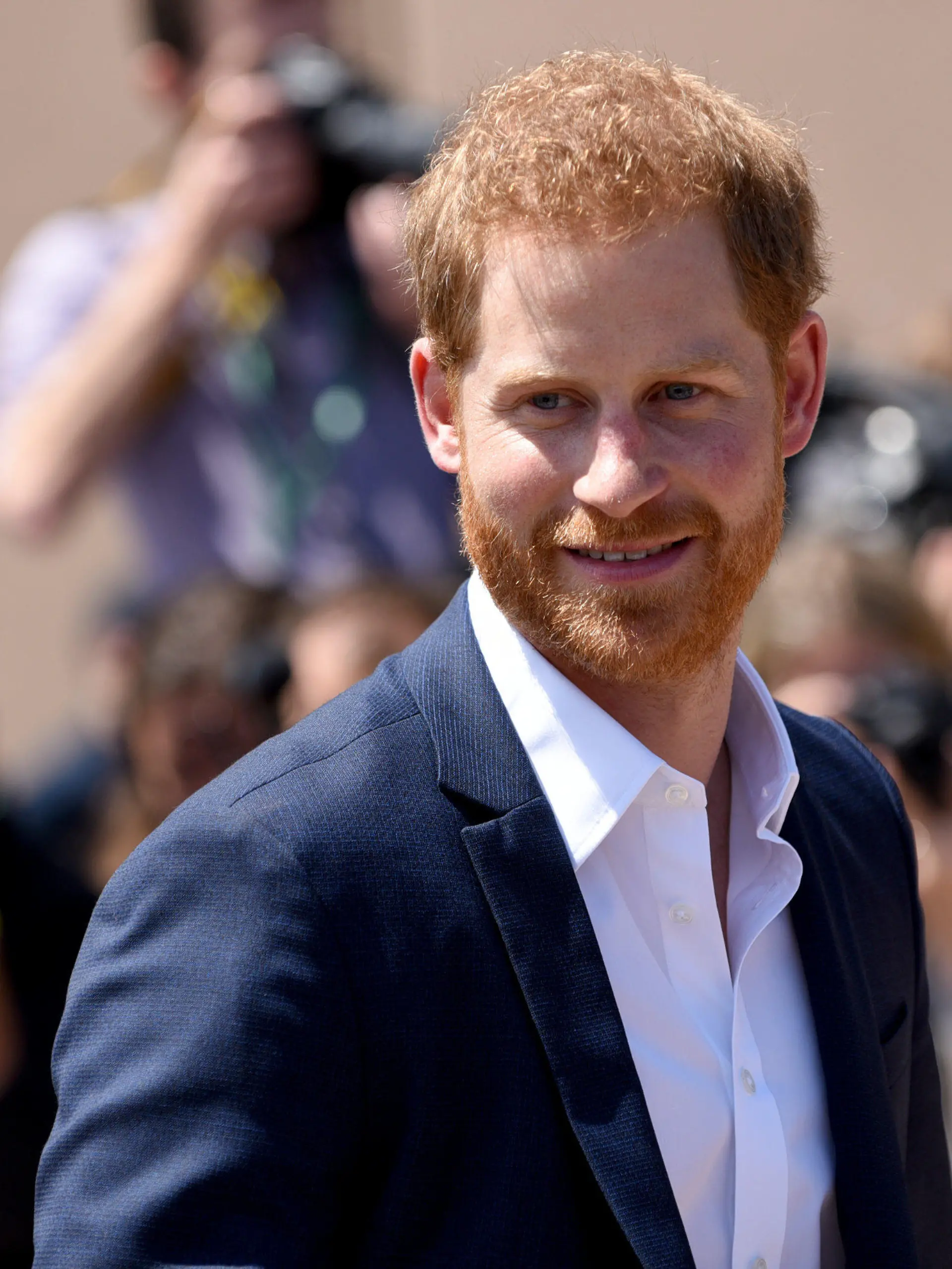 16.10.2018, Australien, Sydney: Prinz Harry begrüßt vor dem Opernhaus Fans. Prinz Harry und seine Frau Meghan sind auf ihrer ersten offiziellen gemeinsamen Auslandsreise seit der Hochzeit im Mai und machen eine 16-Tägige Tour durch Australien, Neuseeland, die Fidschi-Inseln und das Königreich Tonga. Foto: Larissa Hinz/dpa +++ dpa-Bildfunk +++