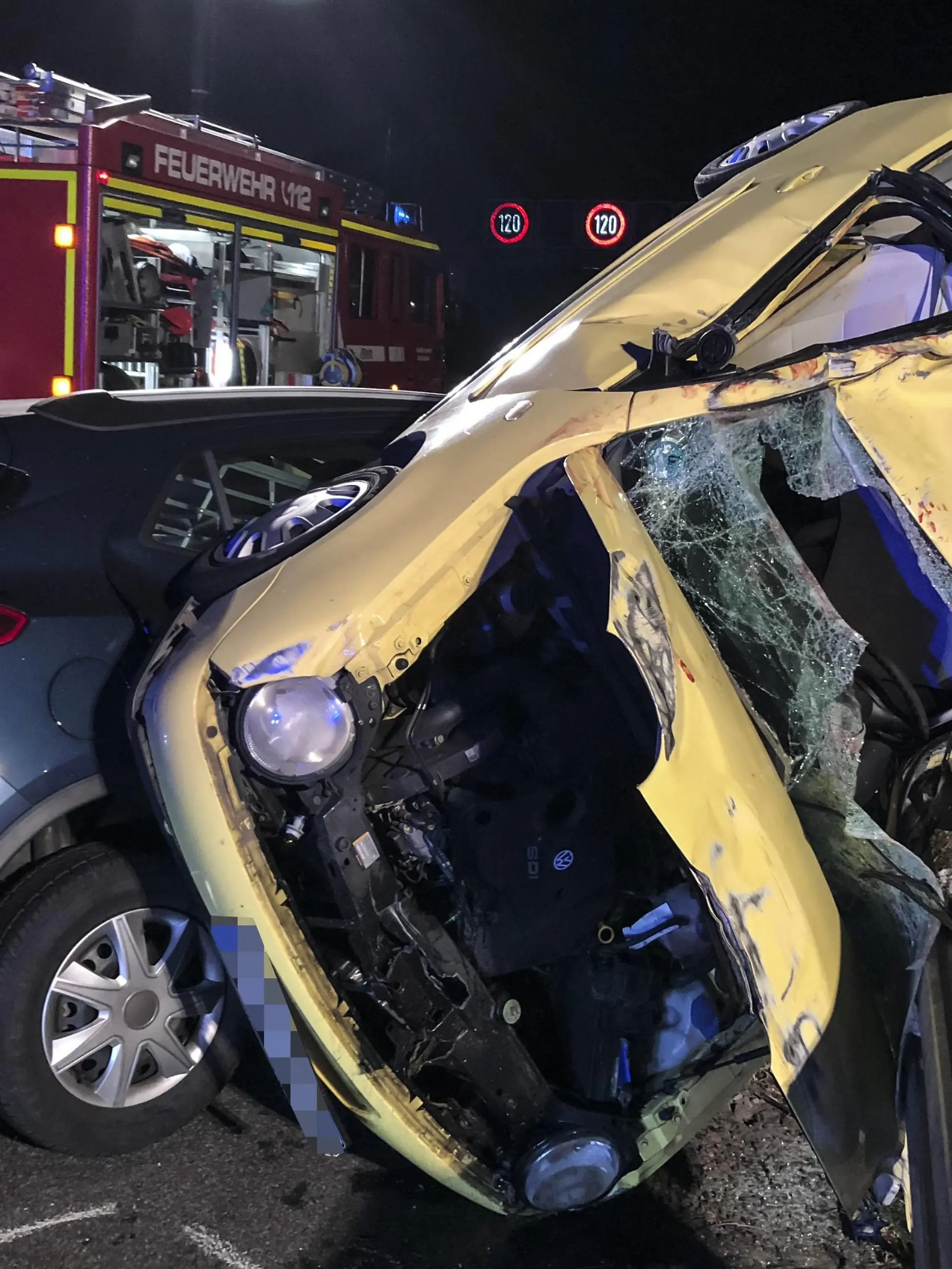 Tödlicher Verkehrsunfall auf A5 bei Bad Nauheim - 5-jähriger kommt ums Leben 20.10.2018, Hessen, Butzbach: Bei einem Verkehrsunfall auf der A5 an der Anschlussstelle Bad Nauheim ist am Abend ein fünfjähriger Junge ums Leben gekommen. Laut Polizei touchierte gegen 20:58 Uhr eine 43-jährige Autofahrerin mit ihrem SUV das neben ihr fahrende Auto, das mit einem 35-jährigen aus Butzbach und seinen Kindern (2, 4 und 5) besetzt war. Der Kleinwagen fuhr mit hoher Geschwindigkeit in die Leitplanke und überschlug sich. Das älteste Kind wurde so schwer verletzt, dass es noch vor Ort starb, der Vater und seine beiden anderen Kindern wurden schwer verletzt. Die Unfallverursacherin wurde ebenfalls verletzt. Die Polizei vermutet, dass sie Alkohol intus gehabt haben könnte. Die Autobahn blieb mehrere Stunden vollgesperrt. *** A fatal traffic acc EINSFBBUBVUA5  