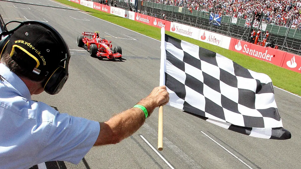 Finnish Formula One driver Kimi Raikkonen of Scuderia Ferrari takes the chequered flag to win the Formula One British Grand Prix at the Silverstone race track, Northamptonshire, central England, 08 Sunday July 2007. PHOTO: JENS BUTTNER +++(c) dpa - Bildfunk+++