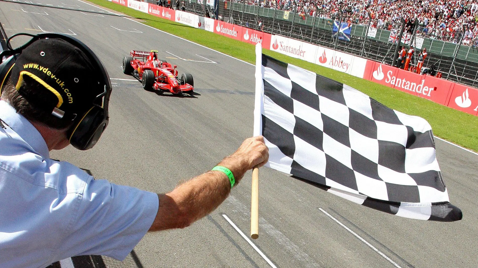 Finnish Formula One driver Kimi Raikkonen of Scuderia Ferrari takes the chequered flag to win the Formula One British Grand Prix at the Silverstone race track, Northamptonshire, central England, 08 Sunday July 2007. PHOTO: JENS BUTTNER +++(c) dpa - Bildfunk+++
