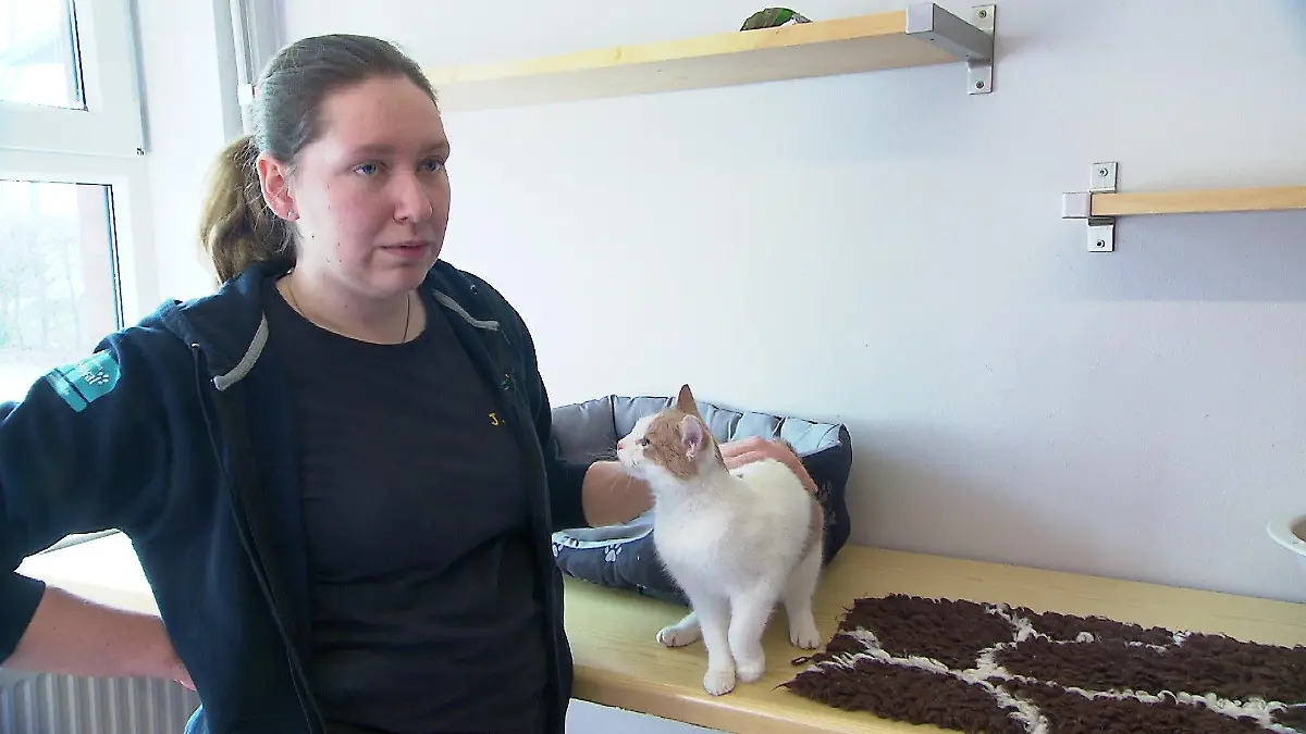 Tierpflegerin Josephine Hoyer und Kalle verstehen sich bestens. "Er ist ein Kuscheltier."