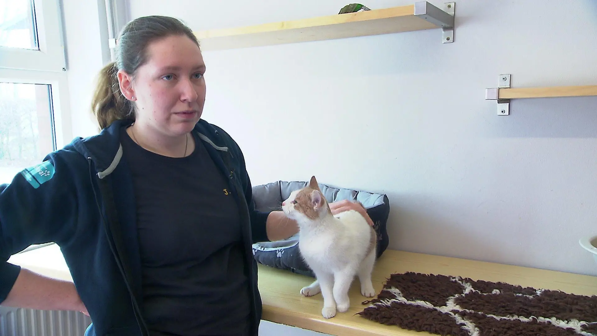 Tierpflegerin Josephine Hoyer und Kalle verstehen sich bestens. "Er ist ein Kuscheltier."