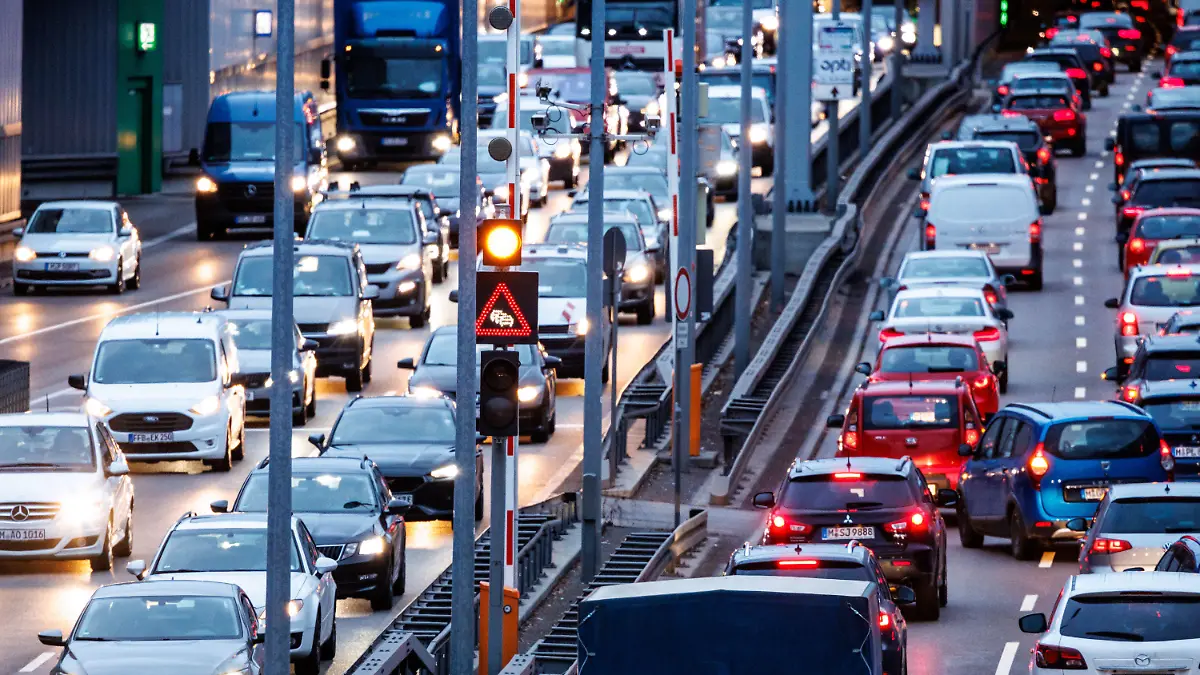 ARCHIV - 09.01.2023, Bayern, München: Dichter Verkehr herrscht am Morgen im Tunnel Heckenstallerstraße auf dem Mittleren Ring B2R. Die hohen Preise für Benzin und Diesel haben die Menschen in Deutschland im vergangenen Jahr nicht davon abbringen lassen, wieder stärker das Auto für die Fahrt zur Arbeit zu nutzen.
(zu dpa: «Studie: Pendler setzen trotz hoher Spritpreise aufs Auto») Foto: Matthias Balk/dpa +++ dpa-Bildfunk +++