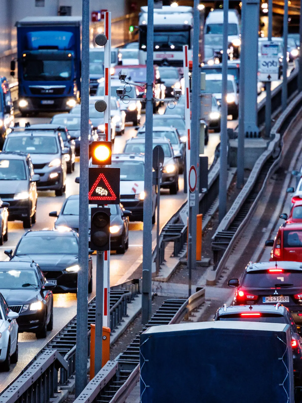 ARCHIV - 09.01.2023, Bayern, München: Dichter Verkehr herrscht am Morgen im Tunnel Heckenstallerstraße auf dem Mittleren Ring B2R. Die hohen Preise für Benzin und Diesel haben die Menschen in Deutschland im vergangenen Jahr nicht davon abbringen lassen, wieder stärker das Auto für die Fahrt zur Arbeit zu nutzen. 
(zu dpa: «Studie: Pendler setzen trotz hoher Spritpreise aufs Auto») Foto: Matthias Balk/dpa +++ dpa-Bildfunk +++