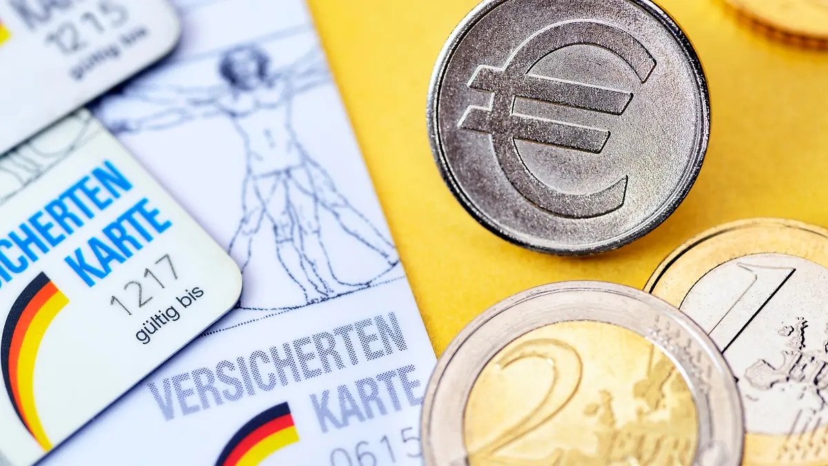 Krankenversichertenkarten und Muenze mit Eurozeichen, Krankenkassenbeitraege Keine Weitergabe an Drittverwerter.