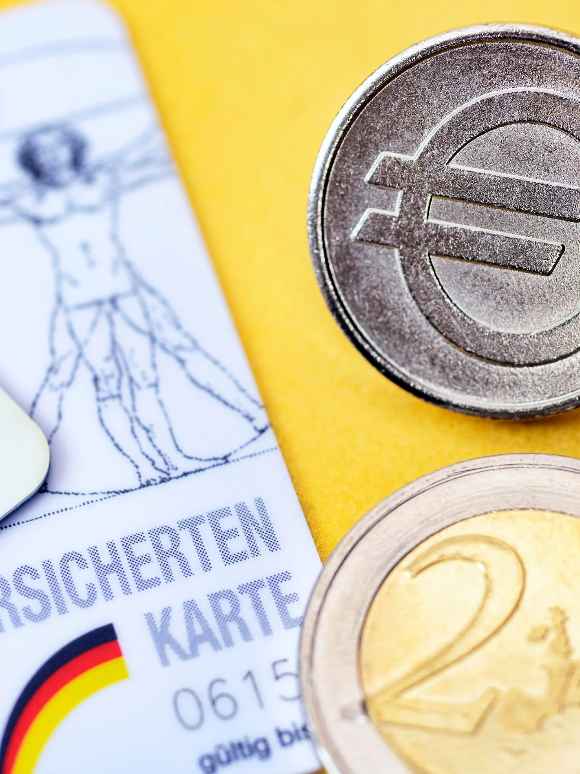 Krankenversichertenkarten und Muenze mit Eurozeichen, Krankenkassenbeitraege Keine Weitergabe an Drittverwerter.