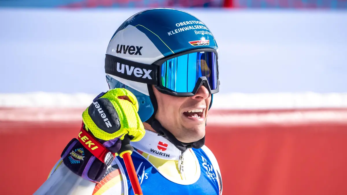 15.02.2023, Frankreich, Courchevel: Ski alpin: Weltmeisterschaft, Parallel, Herren: Alexander Schmid aus Deutschland jubelt nach seinem Sieg im Halbfinale im Zielbereich. Foto: Michael Kappeler/dpa +++ dpa-Bildfunk +++