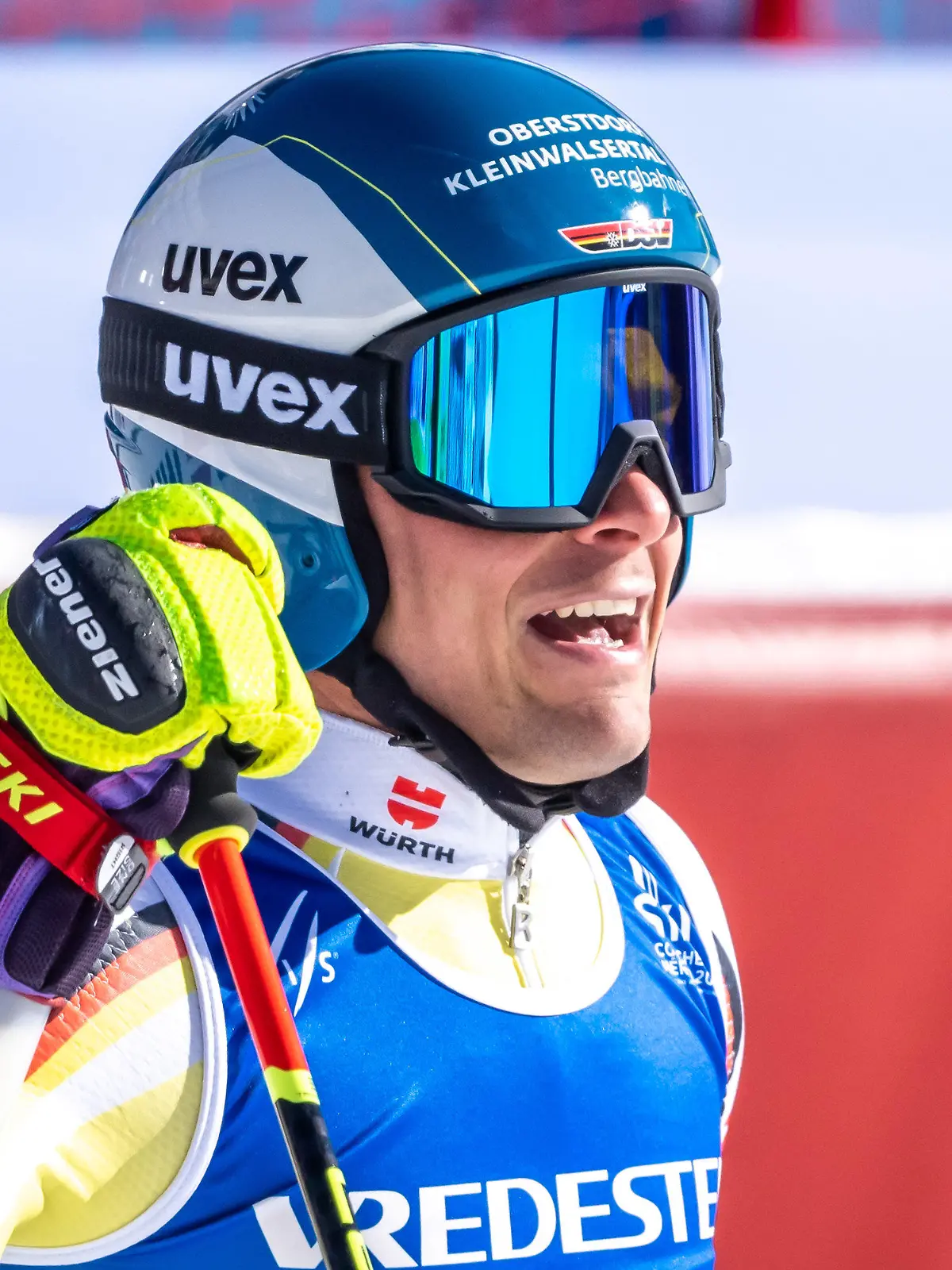 15.02.2023, Frankreich, Courchevel: Ski alpin: Weltmeisterschaft, Parallel, Herren: Alexander Schmid aus Deutschland jubelt nach seinem Sieg im Halbfinale im Zielbereich. Foto: Michael Kappeler/dpa +++ dpa-Bildfunk +++