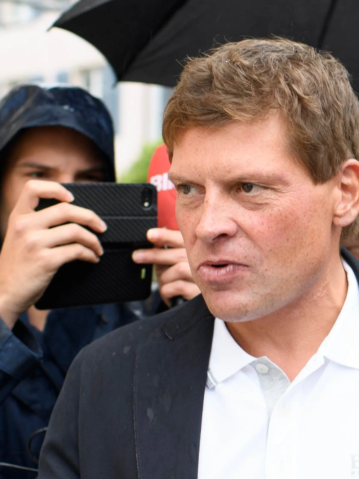 ARCHIV - 14.09.2017, Schweiz, Weinfelden: Der ehemalige deutsche Rennradfahrer Jan Ullrich trifft am Rathaus ein. Wegen eines angeblichen Zwischenfalls am Hamburger Flughafen ermittelt die Polizei gegen Ex-Radsportprofi Jan Ullrich. (zu dpa "Anzeige gegen Jan Ullrich wegen Zwischenfalls am Hamburger Flughafen" vom 26.09.2018) Foto: Gian Ehrenzeller/KEYSTONE/dpa +++ dpa-Bildfunk +++