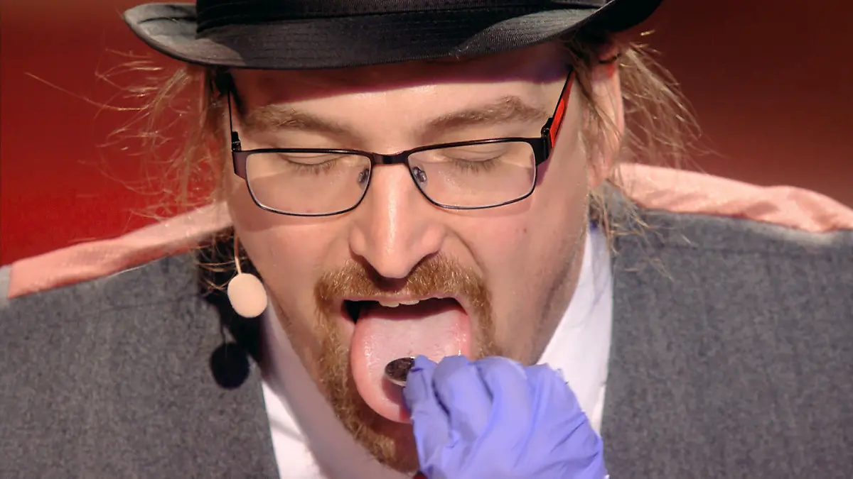 Kieron schluckt eine Münze und holt sie wieder hoch Das Supertalent 2018: Show 5