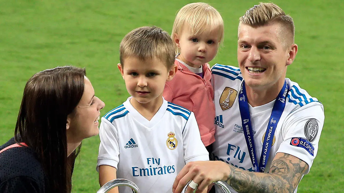 ARCHIV - 27.05.2018, Ukraine, Kiew: Fußball: Champions League, Real Madrid - FC Liverpool, K.o.-Runde, Finale im Olimpiyskiy National Sports Complex. Madrids Toni Kroos feiert mit dem Champions League Pokal und seiner Frau Jessica Faber und den Kindern Leon und Amelie. (zu dpa-Meldung: «Jagd auf Real: Klopp, Tuchel und Co. greifen in Champions League an» vom 18.09.2018) Foto: Pavel Golovkin/AP/dpa +++ dpa-Bildfunk +++