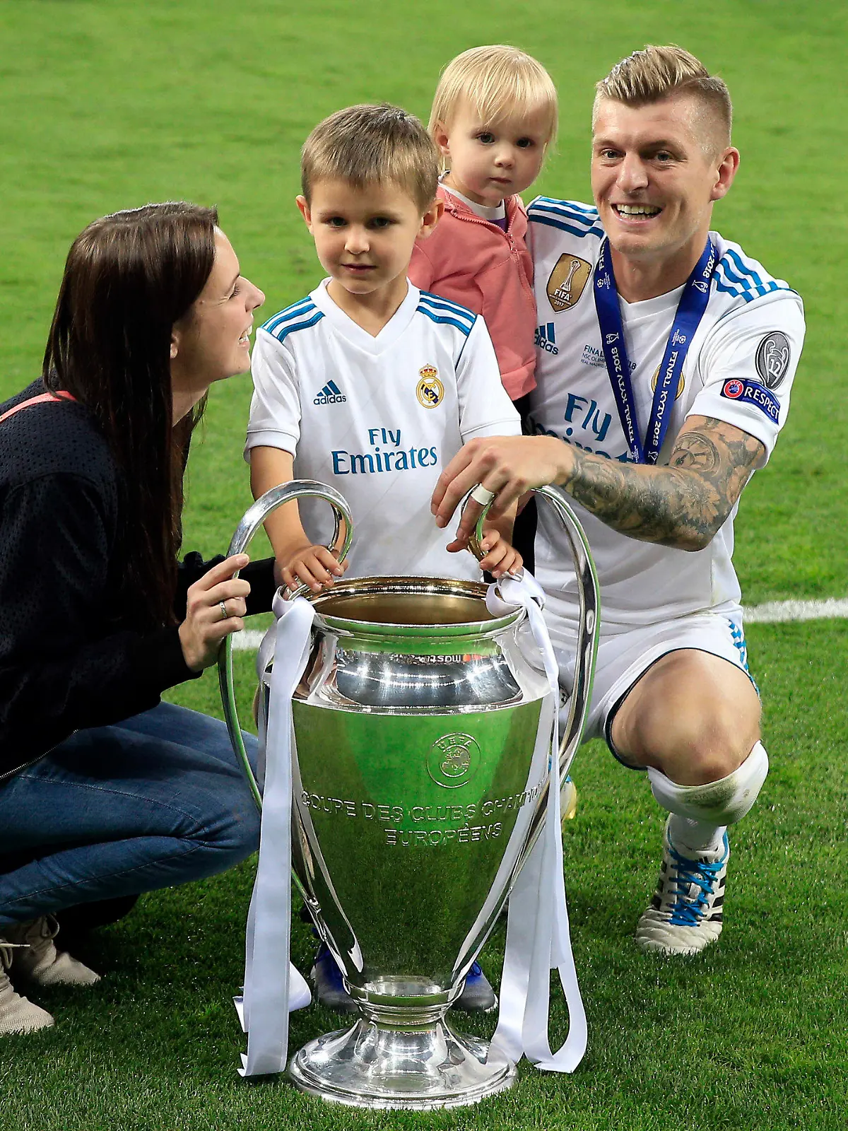 ARCHIV - 27.05.2018, Ukraine, Kiew: Fußball: Champions League, Real Madrid - FC Liverpool, K.o.-Runde, Finale im Olimpiyskiy National Sports Complex. Madrids Toni Kroos feiert mit dem Champions League Pokal und seiner Frau Jessica Faber und den Kindern Leon und Amelie. (zu dpa-Meldung: «Jagd auf Real: Klopp, Tuchel und Co. greifen in Champions League an» vom 18.09.2018) Foto: Pavel Golovkin/AP/dpa +++ dpa-Bildfunk +++