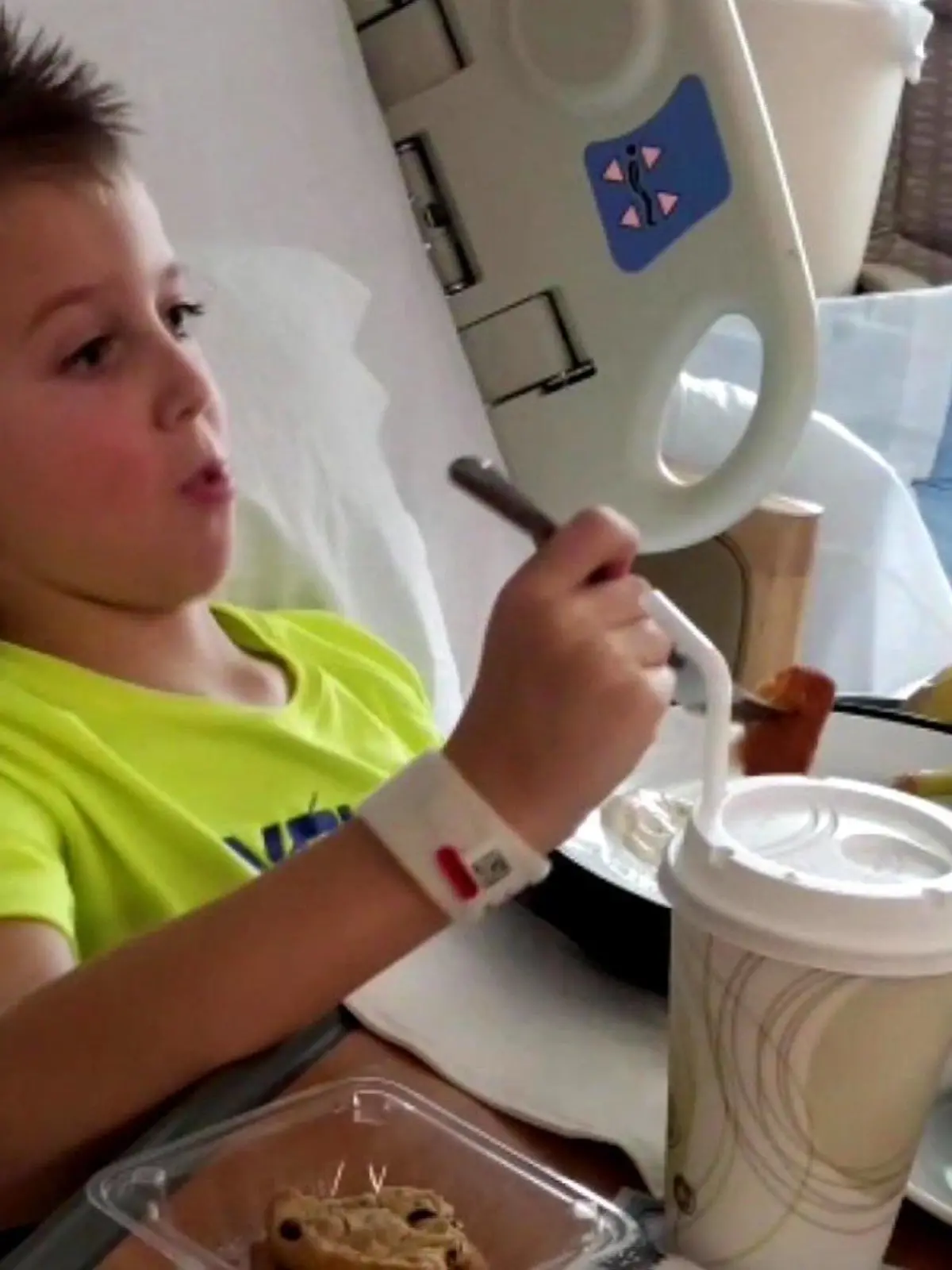 Quinton kann seinen linken Arm nicht mehr bewegen.