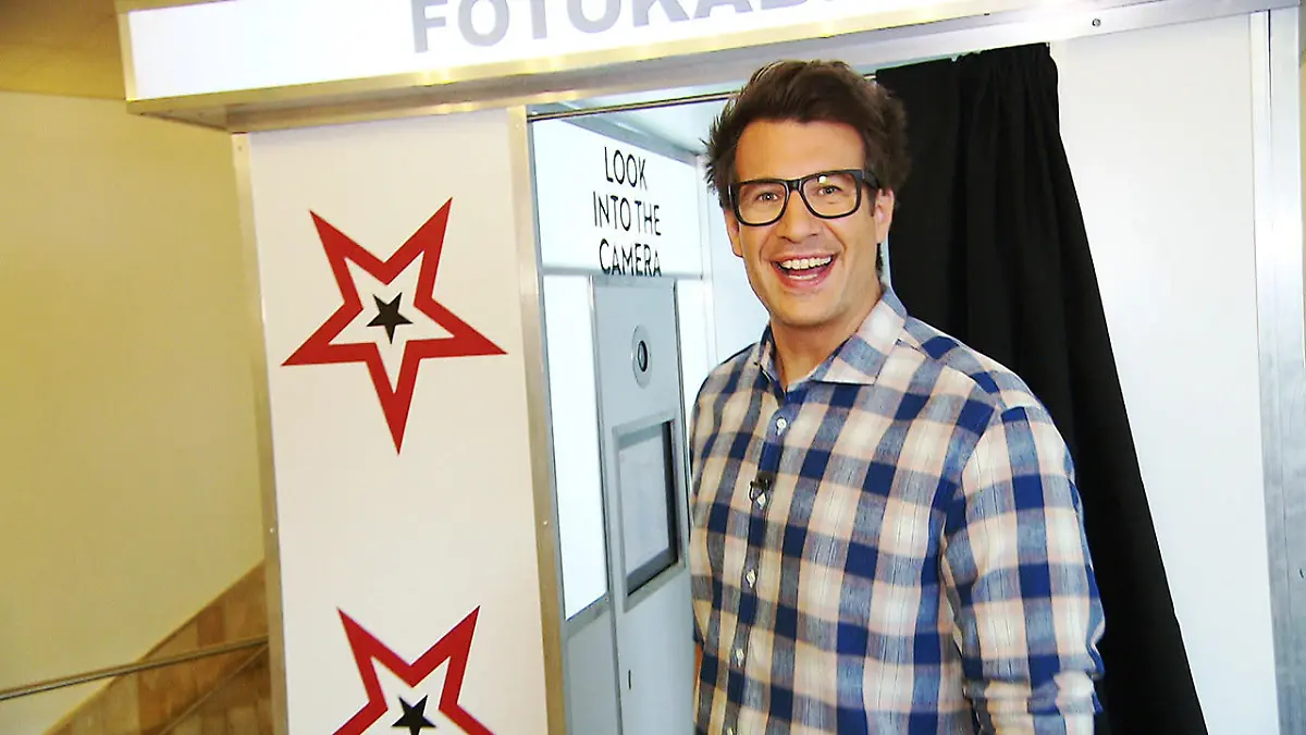 Daniel Hartwich macht Schabernack in der Fotobox Bitte recht freundlich!