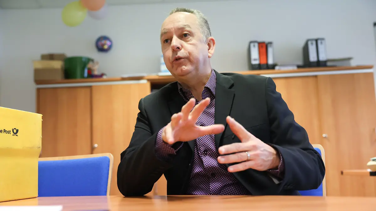 15.02.2023, Berlin: Axel Hunger, Bezirkswahlleiter, sitzt in seinem Büro im Bezirksamt Lichtenberg. Nach der Wiederholungswahl zum Berliner Abgeordnetenhaus werden bei einer Öffentlichen Auszählung Wahlbriefe im Bezirk Lichtenberg nachgezählt. Insgesamt soll es sich um 466 Stimmen von Briefwählern handeln, die bei der Wiederholungswahl am 12. Februar 2023 nicht berücksichtigt wurden. Foto: Jörg Carstensen/dpa +++ dpa-Bildfunk +++