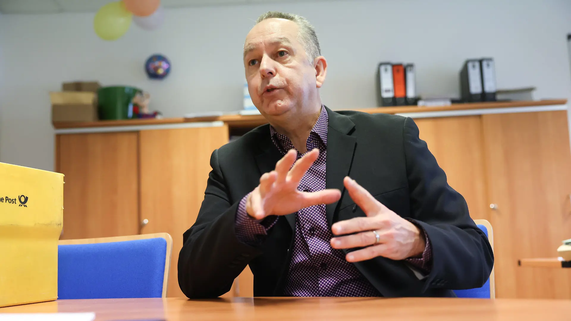 15.02.2023, Berlin: Axel Hunger, Bezirkswahlleiter, sitzt in seinem Büro im Bezirksamt Lichtenberg. Nach der Wiederholungswahl zum Berliner Abgeordnetenhaus werden bei einer Öffentlichen Auszählung Wahlbriefe im Bezirk Lichtenberg nachgezählt. Insgesamt soll es sich um 466 Stimmen von Briefwählern handeln, die bei der Wiederholungswahl am 12. Februar 2023 nicht berücksichtigt wurden. Foto: Jörg Carstensen/dpa +++ dpa-Bildfunk +++
