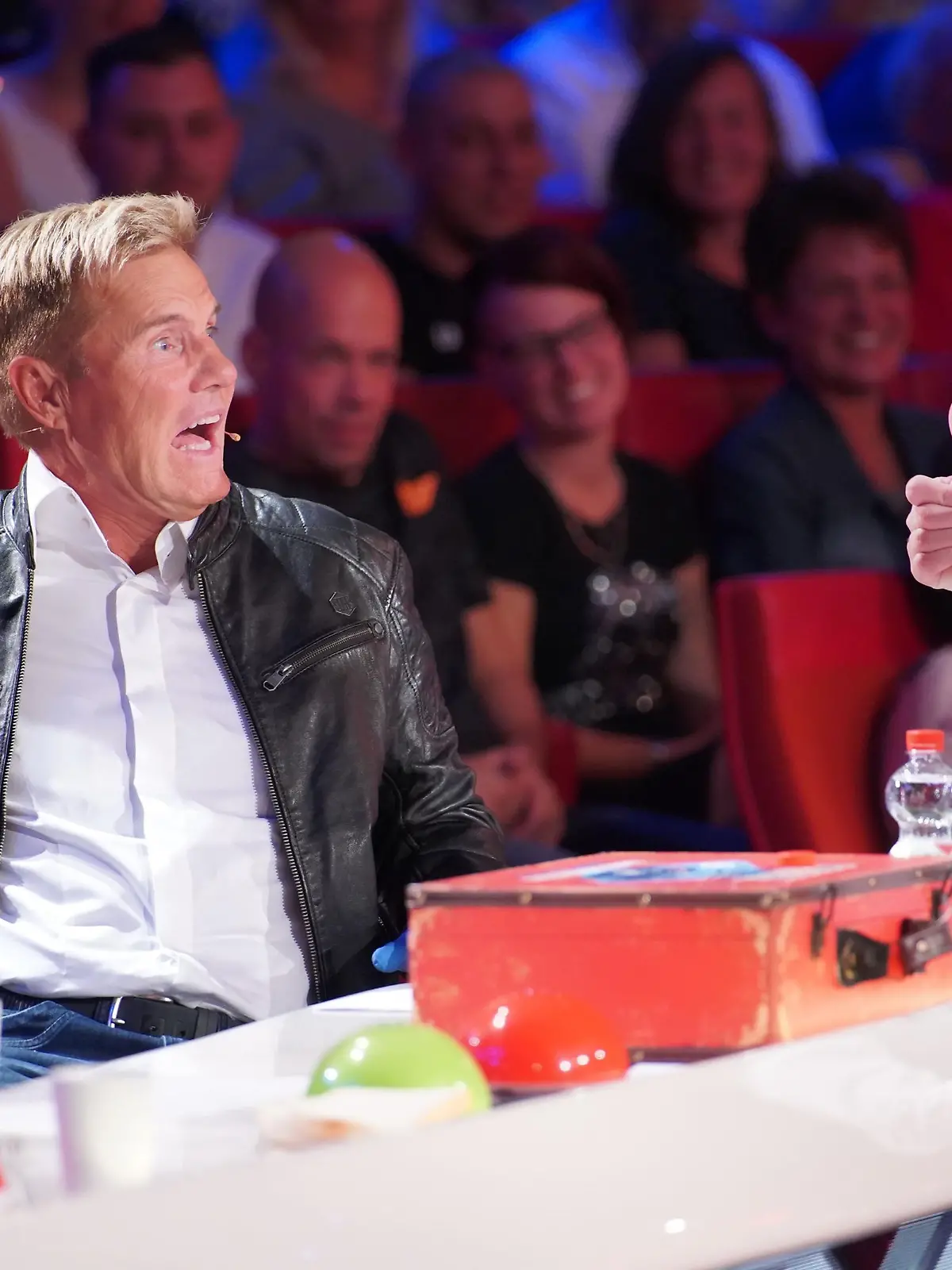 Wasserspucker Kieron Johnson aus England bereitet die Jury auf seine Performance vor.