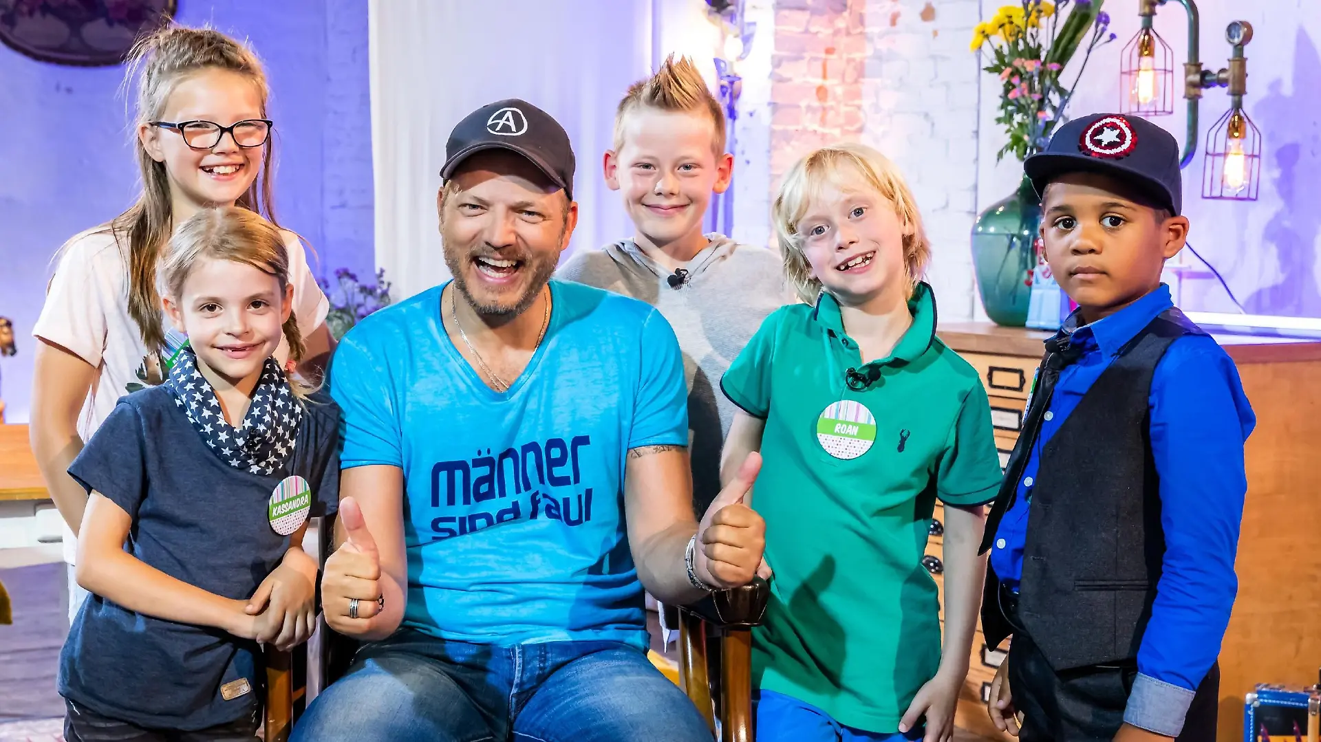 Mario Barth stellt Grundschulkindern in "Mario Barth präsentiert: Die Wahrheit über Mann und Frau" die wichtigsten Alltagsfragen