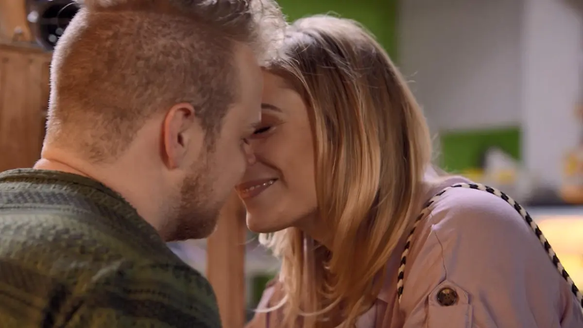 Sophie und Jonas geben sich ihrer Sehnsucht hin  Leidenschaftliche Küsse 