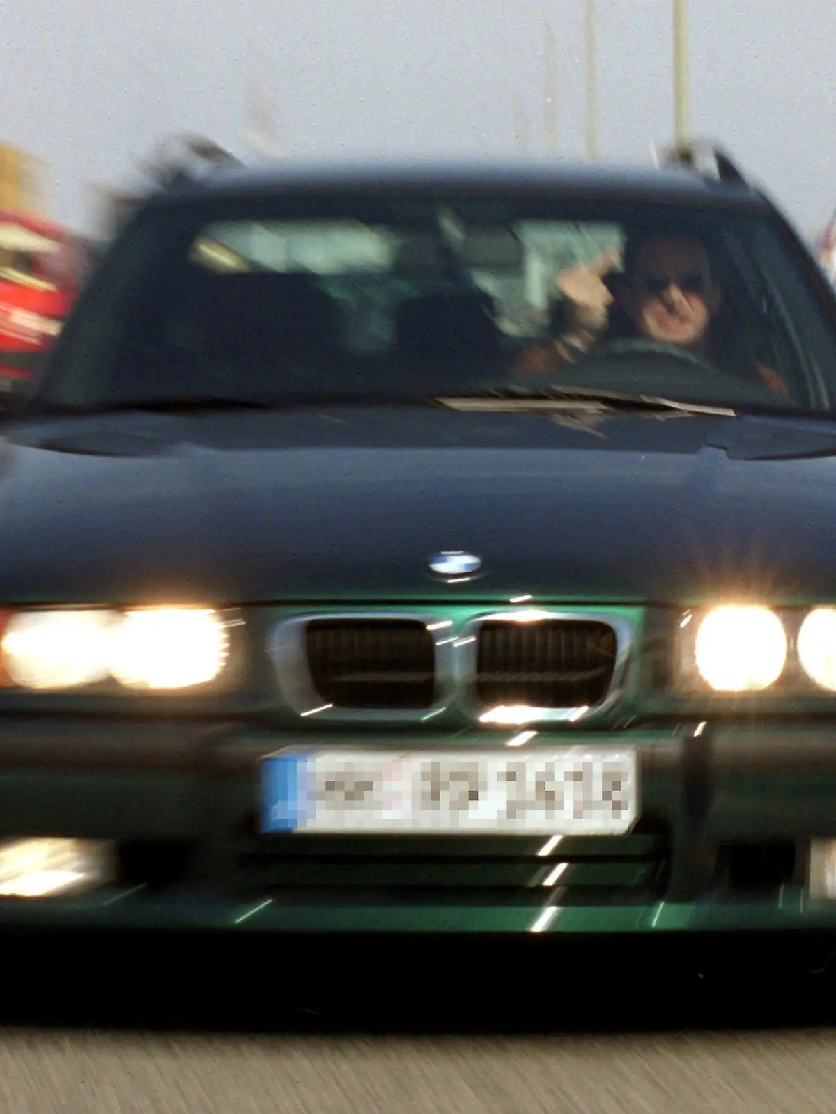Gestelltes Foto eines "Autobahn-Dränglers" auf der A7 bei Hamburg am 17.4.1997. Nach einer am 17.4. in der Hansestadt veröffentlichten Studie sehen sich knapp ein Drittel der 1600 befragten Autofahrer von dicht auffahrenden Rowdies bedroht. Jeder zwanzigste Autofahrer habe sogar Todesangst, wenn er von Dränglern mit Lichthupe angetrieben werde, heißt es in der von "Auto Bild" und der Axa Direkt Versicherung präsentierten Verkehrsstudie. "Der Raser und der Frustrierte stellen gemeinsam das größte Gefahrenpotential im Straßenverkehr". Zu den Verkehrsrowdies zählten vier Prozent der deutschen Autofahrer. Nur zehn Prozent davon seien Frauen.