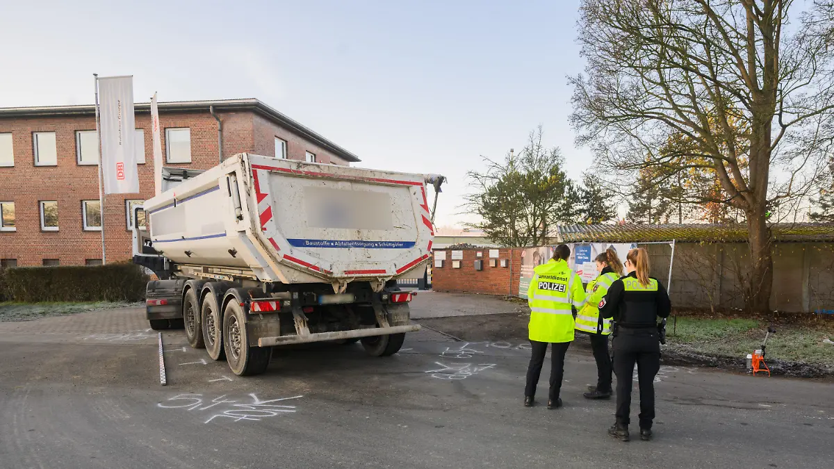 15.02.2023, Niedersachsen, Hannover: Ein LKW steht nach einem Unfall an der Einfahrt zu einem Firmengelände. Ein LKW hat am Morgen einen Mann erfasst und tödlich verletzt. Der Verkehrsunfalldienst der Polizei Hannover hat Ermittlungen aufgenommen. Foto: Julian Stratenschulte/dpa +++ dpa-Bildfunk +++