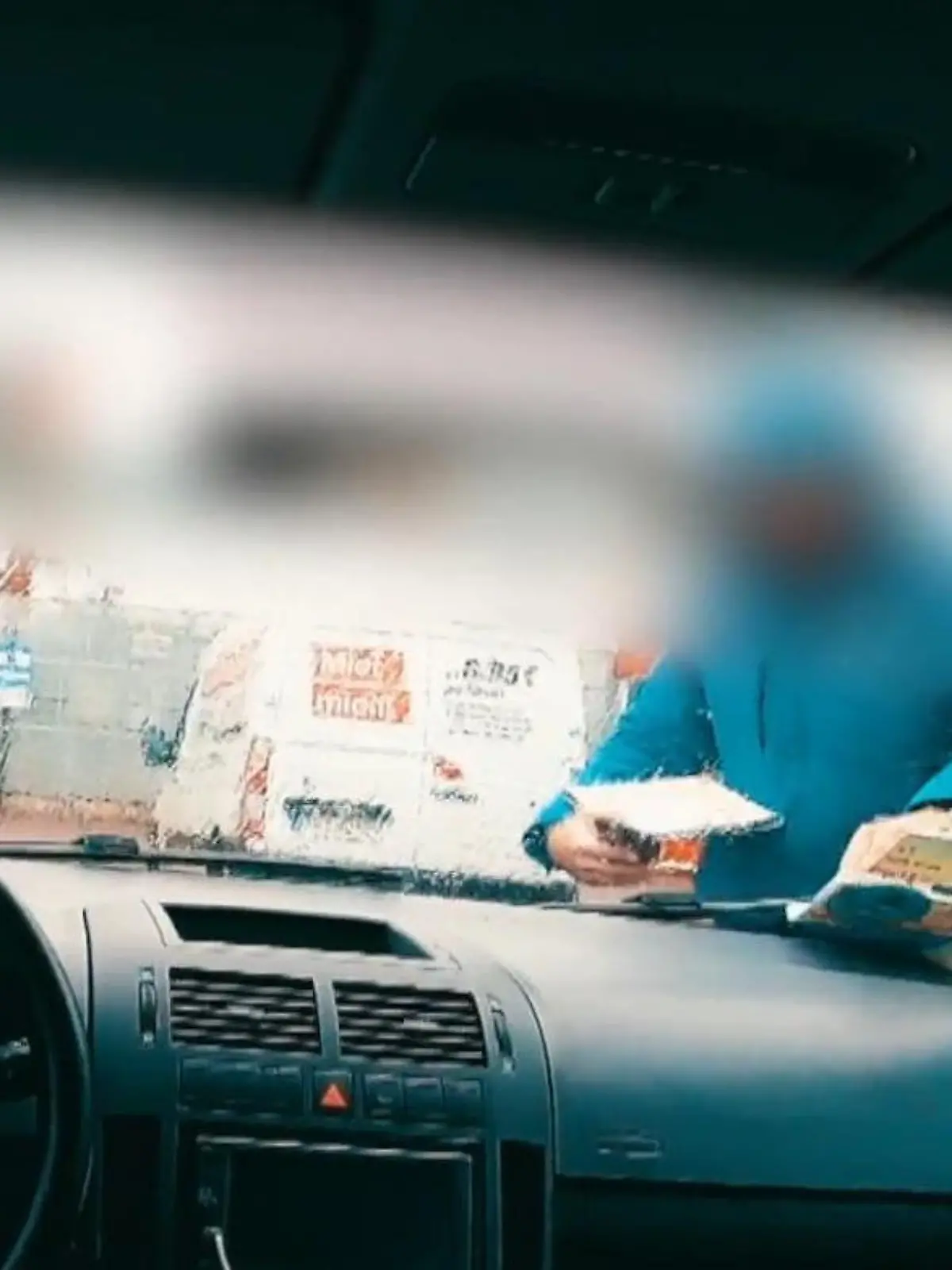 Kurz zum Einkaufen und schon klemmt ein Strafzettel hinter dem Scheibenwischer: Denn dubiose Abschlepp-Sheriffs warten gezielt auf ihr nächstes Opfer. Viele Supermärkte und auch Wohnungsgesellschaften setzen inzwischen auf Privatunternehmen, die ihre Kundenparkplätze kontrollieren. Doch die Methoden sind mehr als fragwürdig. RTL-Reporter Nils Reucker bewirbt sich bei solch einer Firma und deckt auf mit welchen miesen Tricks die Abschlepper ihr großes Geld machen.