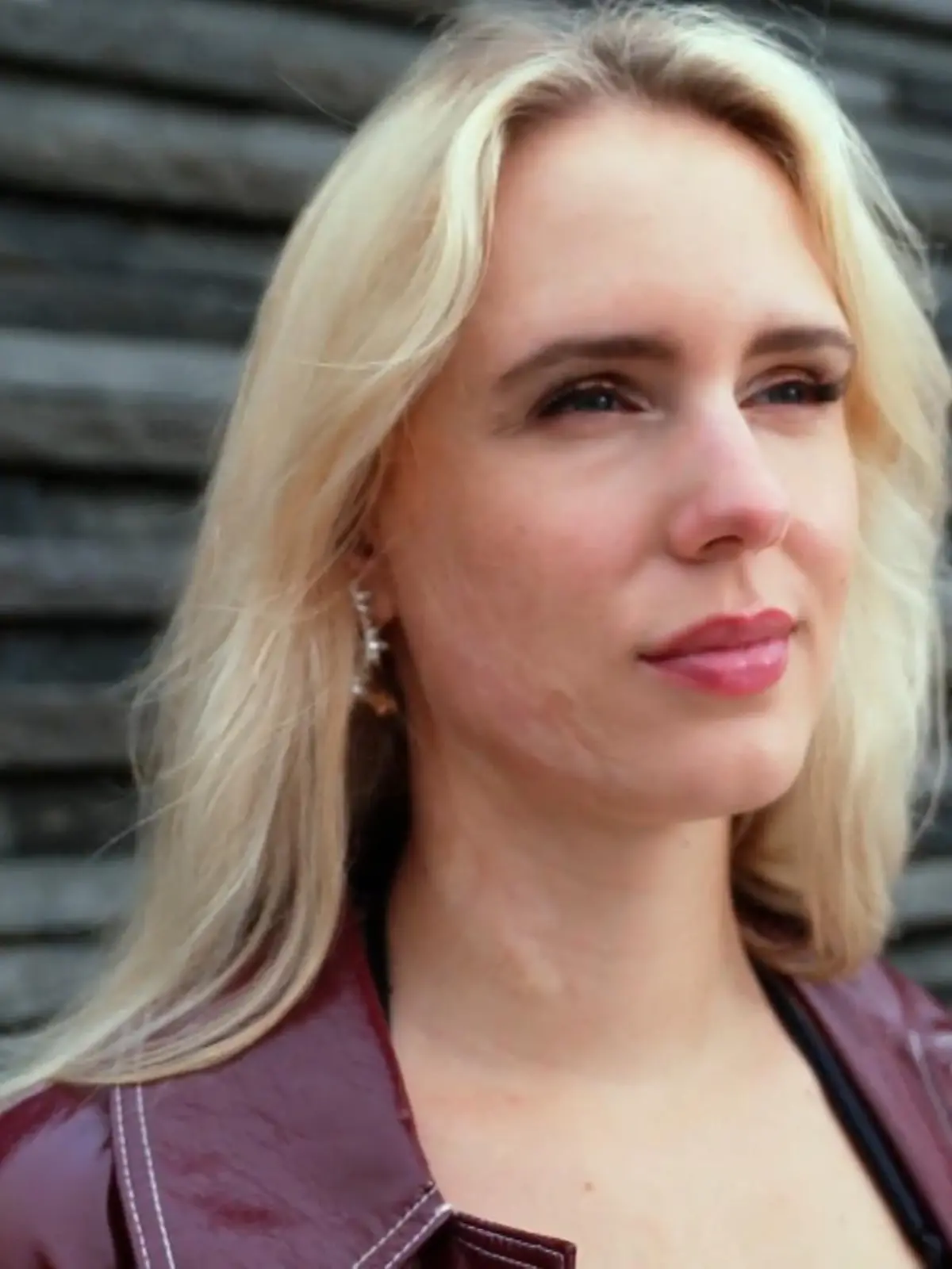 Bei DSDS gibt es immer wieder Kandidaten und Kandidatinnen, bei denen es das Leben nicht immer gut mit ihnen gemeint hat. So wie bei Magdalena. Als kleines Kind im Alter von gerade einmal zwei Jahren fiel die heute 27-Jährige in ein Lagerfeuer und erlitt schwerste Verbrennungen. Bis heute leidet sie an den Folgen des Unfalls. Warum die Musik ihr immer hilft, schildert sie im Video.