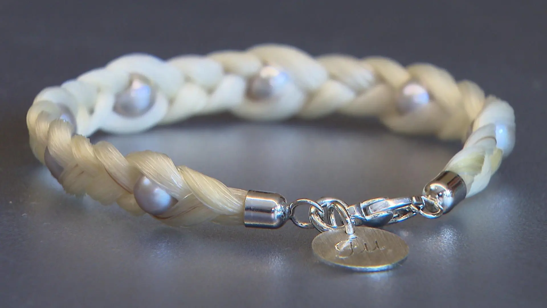 Sabine Staab aus Hude fertigt Schmuck aus Pferdehaaren an.