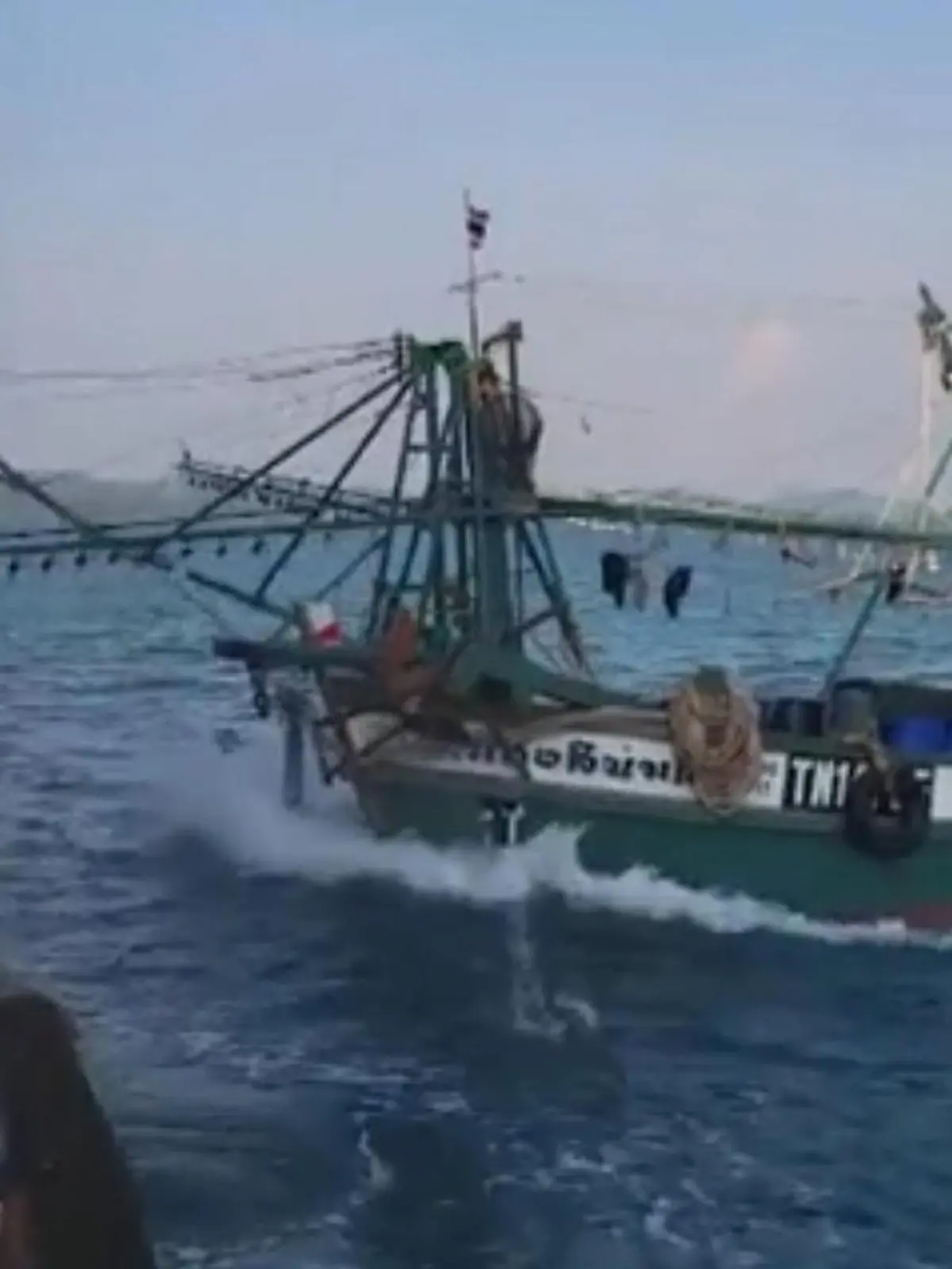 Im Golf von Thailand, nahe der Insel Kho Chang, gerät eine Fischerboot außer Kontrolle und rahmt auf direktem Wege eine Touristenfähre! Tom und seine Frau Andi aus Australien filmen den ganzen Crash.