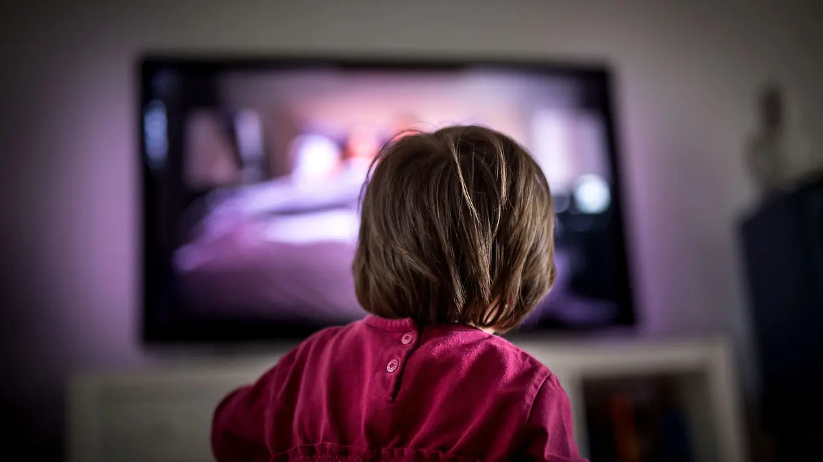 ILLUSTRATION - Ein zweijähriges Kind sitzt am 28.11.2014 in Frankfurt am Main (Hessen) vor einem großen Fernsehgerät. Fernsehen löst nach einer Studie bei vielen Kindern Ängste oder gar Alpträume aus. Foto: Frank Rumpenhorst/dpa (zu dpa: "Zombies und Schockmomente: Fernsehen macht Kindern oft Angst" vom 28.11.2014)