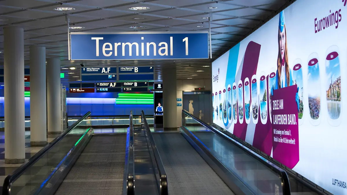 ARCHIV - 19.11.2020, Bayern, Freising: Fast menschenleer zeigt sich das Terminal 1 am Flughafen München.      (zu dpa "Am Freitag keine regulären Passagierflüge am Münchner Flughafen") Foto: Sven Hoppe/dpa +++ dpa-Bildfunk +++