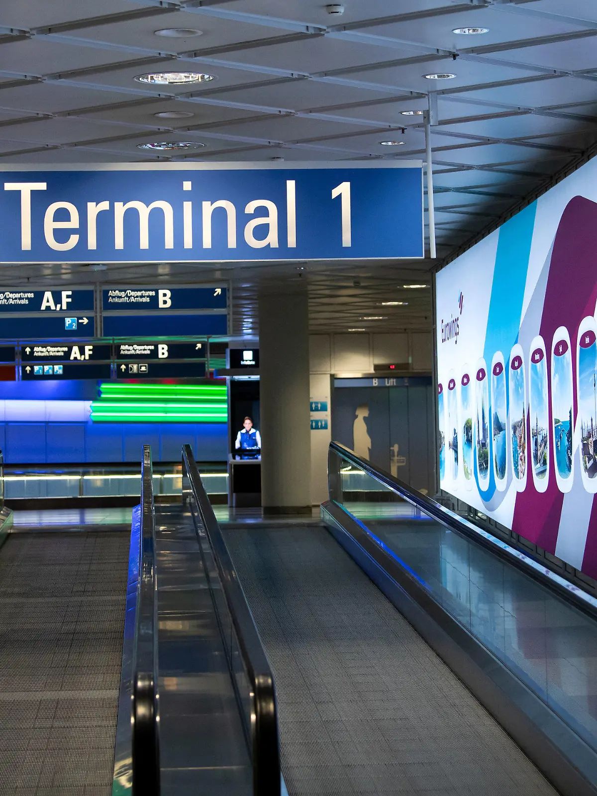ARCHIV - 19.11.2020, Bayern, Freising: Fast menschenleer zeigt sich das Terminal 1 am Flughafen München.      (zu dpa "Am Freitag keine regulären Passagierflüge am Münchner Flughafen") Foto: Sven Hoppe/dpa +++ dpa-Bildfunk +++