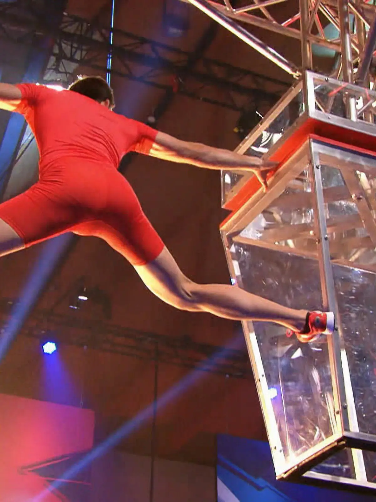 Christian Kirstges fliegt durch den Parcours! Mitten in der Luft legt er zwischen den "Kletter-Kästen" einen Spagat hin.