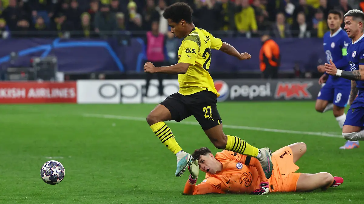 Soccer Football - Champions League - Round of 16 First Leg - Borussia Dortmund v Chelsea - Signal Iduna Park, Dortmund, Germany - February 15, 2023  Borussia Dortmund's Karim Adeyemi scores their first goal past Chelsea's Kepa Arrizabalaga REUTERS/Wolfgang Rattay