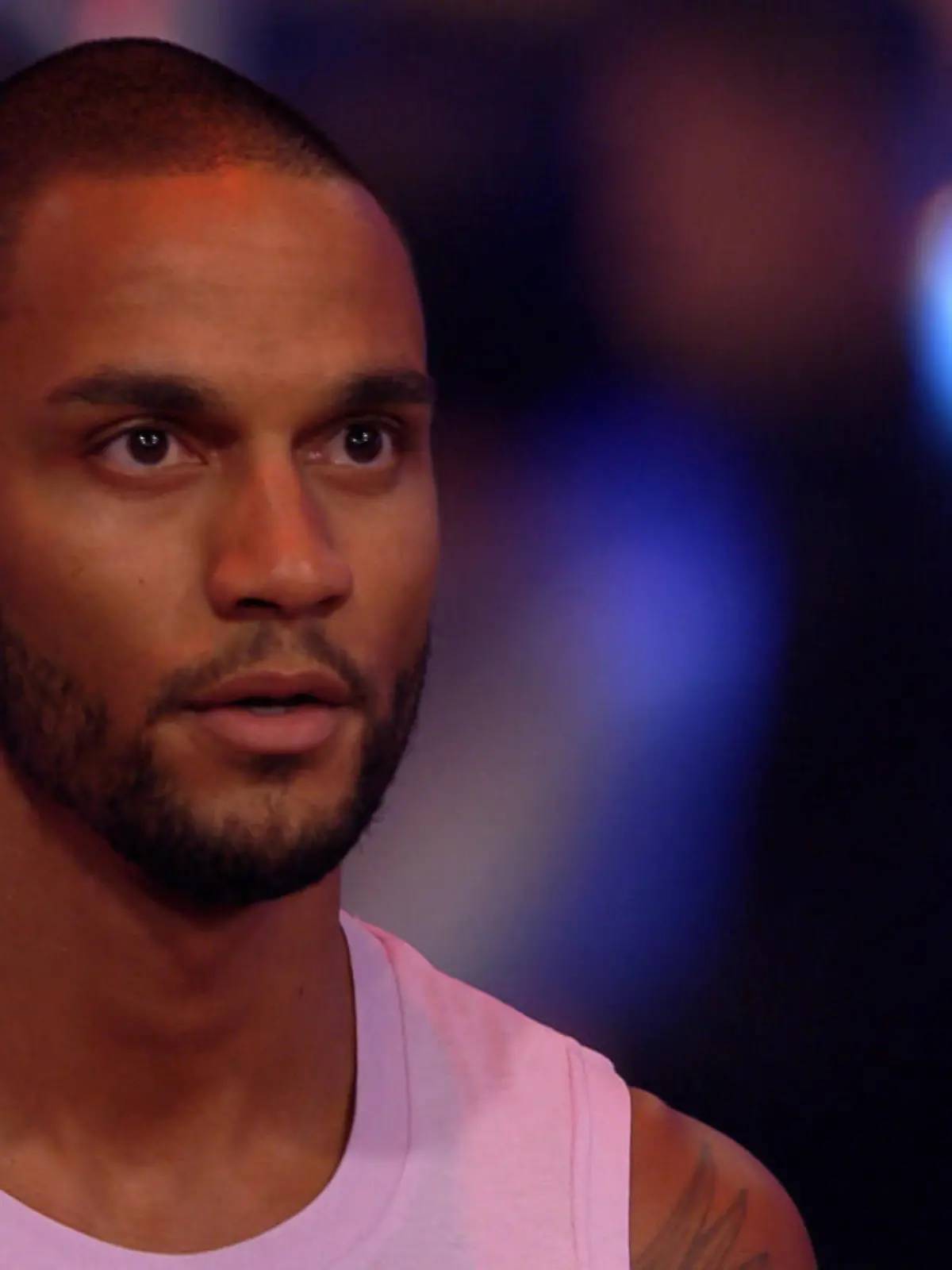 Andrew Safo ist nicht nur ein Hübschling, sondern auch ein echter Athlet - das beweist er in der Vorrunde von "Ninja Warrior Germany 2018".