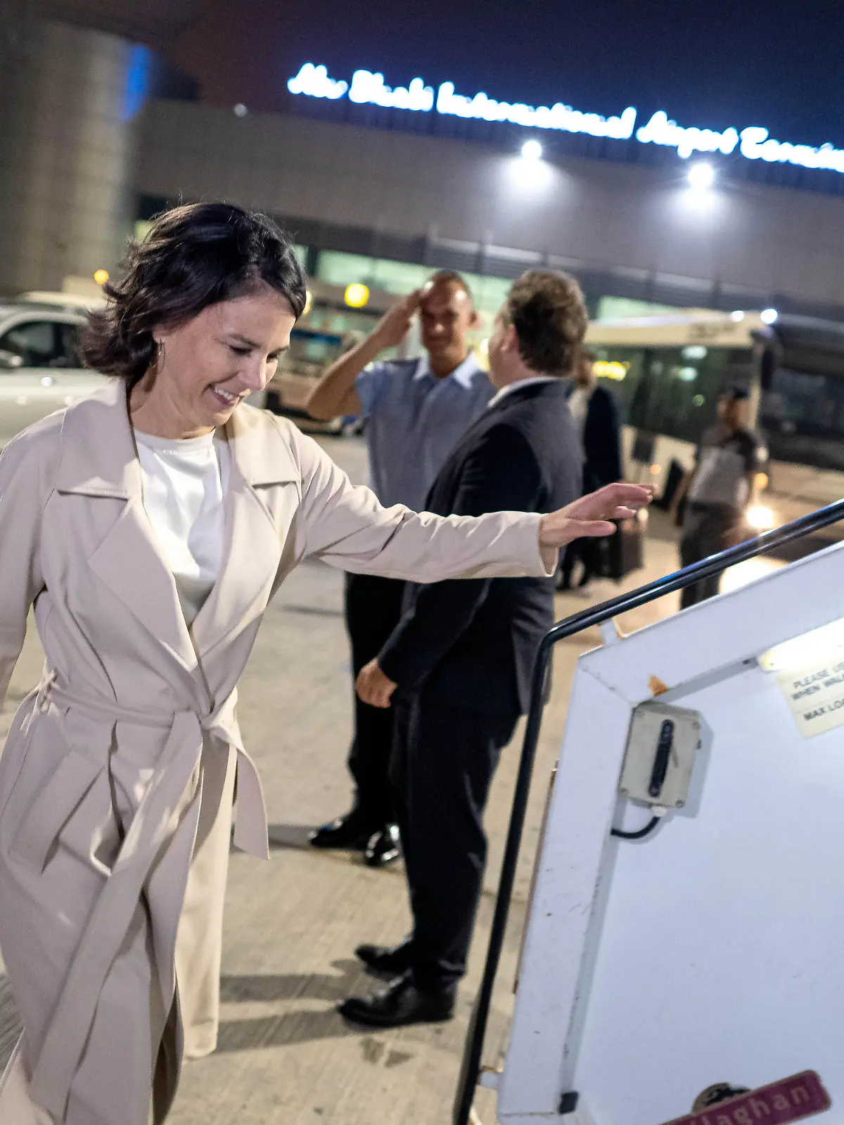 14.08.2023, Vereinigte Arabische Emirate, Abu Dhabi: Annalena Baerbock (Bündnis 90/Die Grünen), Außenministerin, steigt in die Regierungsmaschine, ein Airbus A340-300, am Flughafen von Abu Dhabi. Sie will trotz der Panne an ihrem Regierungsflugzeug mit derselben Maschine der Flugbereitschaft zu ihrem Besuch in der Pazifik-Region weiterfliegen. Sie war wegen technischer Probleme in Abu Dhabi gestrandet. Von dort will Baerbock nach Informationen aus ihrer Delegation mit etwa 22-stündiger Verspätung gegen Mitternacht Richtung Australien aufbrechen. Foto: Sina Schuldt/dpa +++ dpa-Bildfunk +++