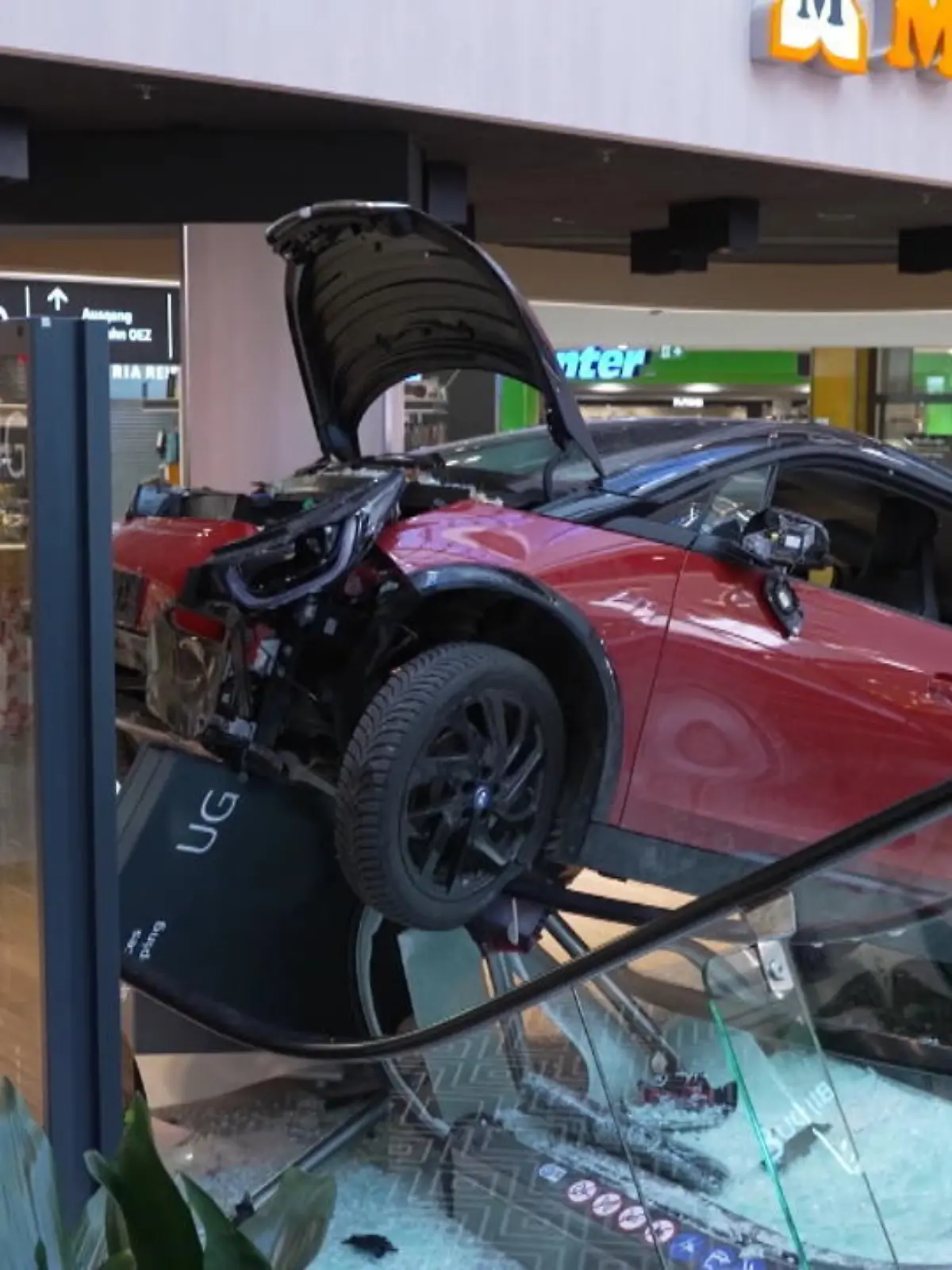 Dieser Unfall hätte weitaus schlimmer ausgehen können. Eine Autofahrerin ist ins Münchener Olympia-Einkaufszentrum gerast und kam erst auf der Rolltreppe zum Stehen.