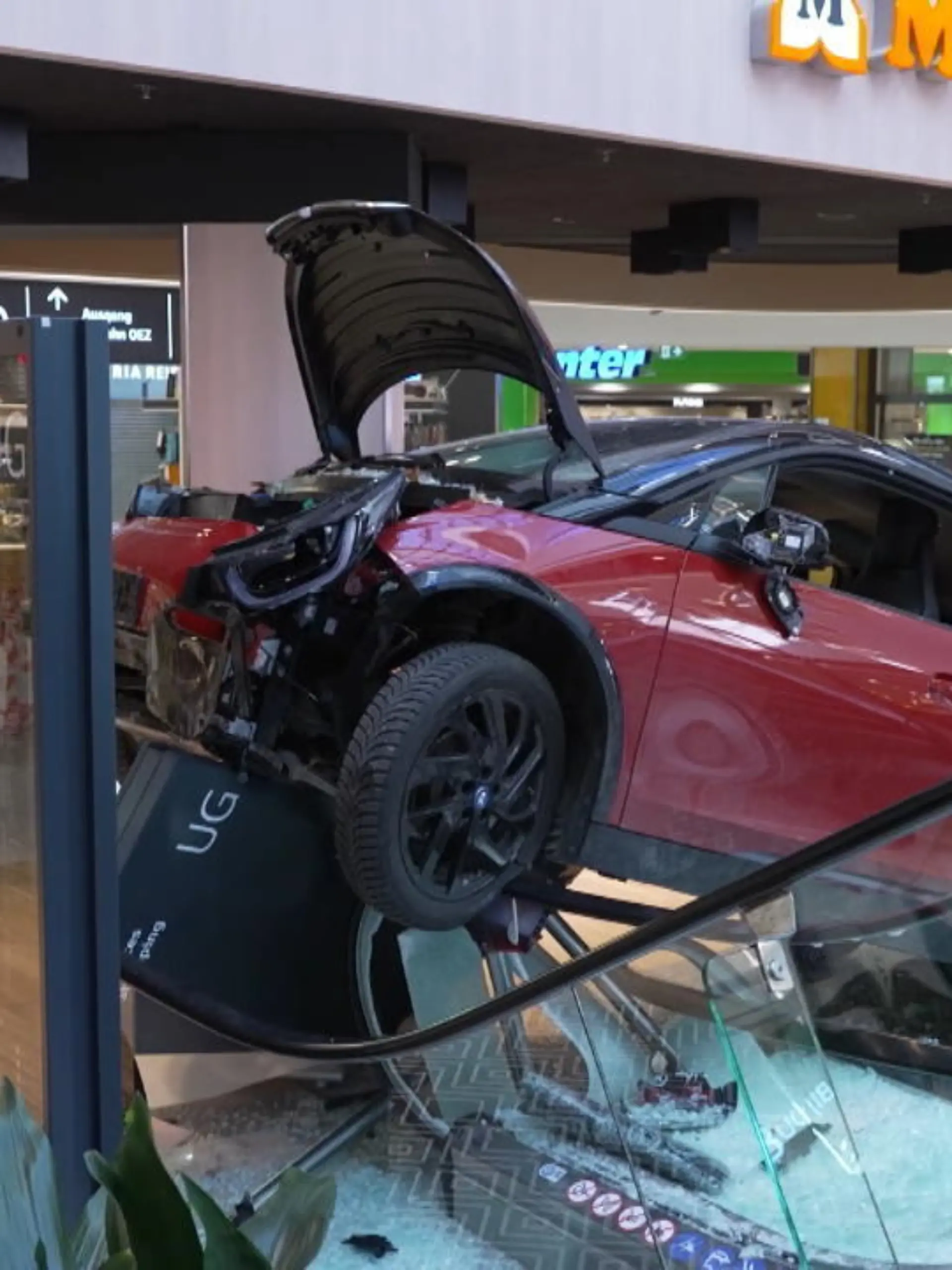 Dieser Unfall hätte weitaus schlimmer ausgehen können. Eine Autofahrerin ist ins Münchener Olympia-Einkaufszentrum gerast und kam erst auf der Rolltreppe zum Stehen.