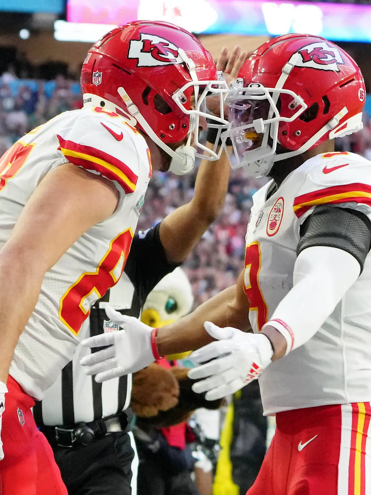NFL, American Football Herren, USA Super Bowl LVII-Kansas City Chiefs vs Philadelphia Eagles Feb 12, 2023 Glendale, Arizona, US Kansas City Chiefs tight end Travis Kelce 87 celebrates with wide receiver JuJu Smith-Schuster 9 after making a catch for a touchdown against the Philadelphia Eagles during the first quarter of Super Bowl LVII at State Farm Stadium. Glendale State Farm Stadium Arizona US, EDITORIAL USE ONLY PUBLICATIONxINxGERxSUIxAUTxONLY Copyright: xKirbyxLeex 20230212_jcd_al2_0100