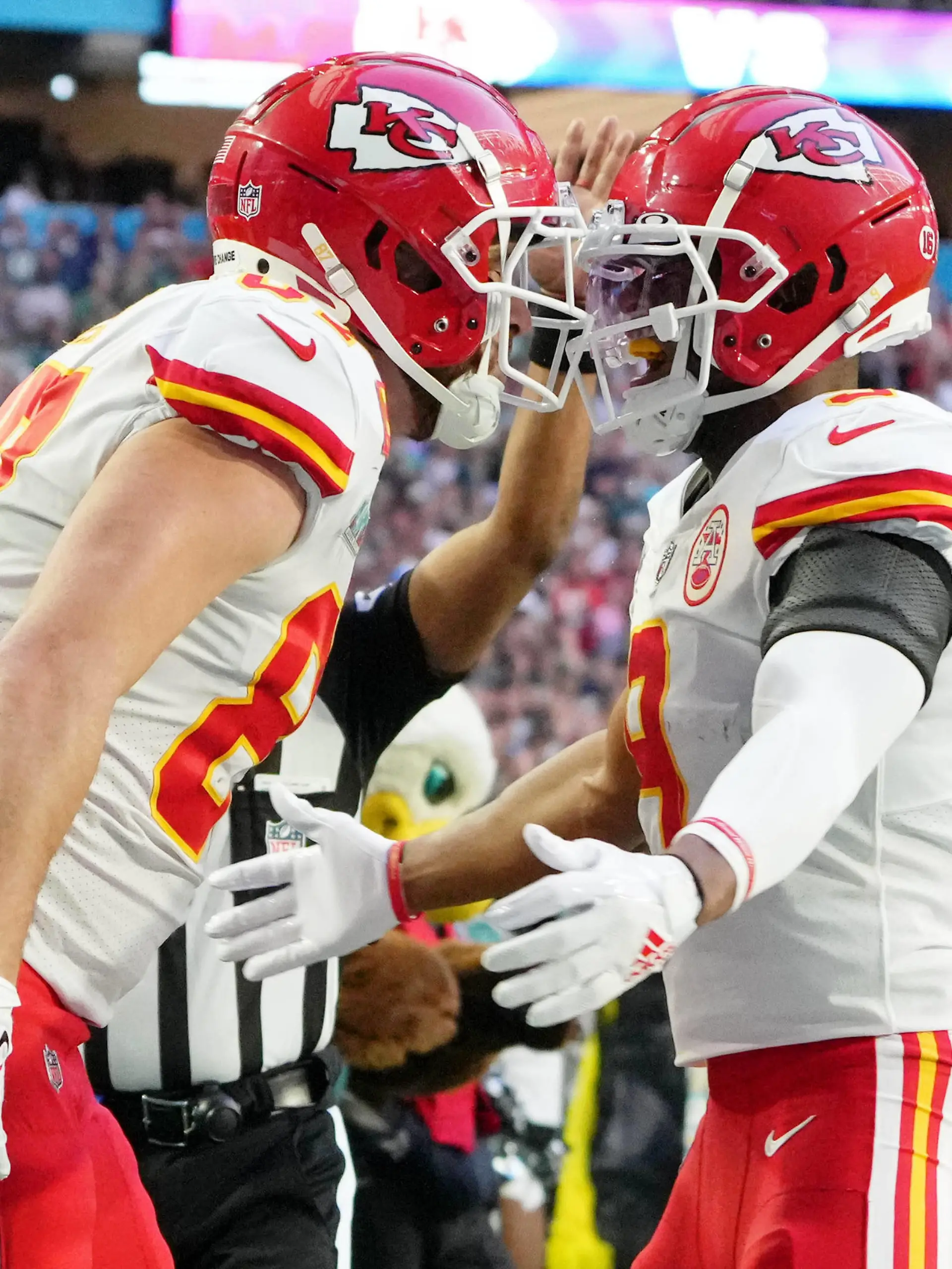 NFL, American Football Herren, USA Super Bowl LVII-Kansas City Chiefs vs Philadelphia Eagles Feb 12, 2023 Glendale, Arizona, US Kansas City Chiefs tight end Travis Kelce 87 celebrates with wide receiver JuJu Smith-Schuster 9 after making a catch for a touchdown against the Philadelphia Eagles during the first quarter of Super Bowl LVII at State Farm Stadium. Glendale State Farm Stadium Arizona US, EDITORIAL USE ONLY PUBLICATIONxINxGERxSUIxAUTxONLY Copyright: xKirbyxLeex 20230212_jcd_al2_0100