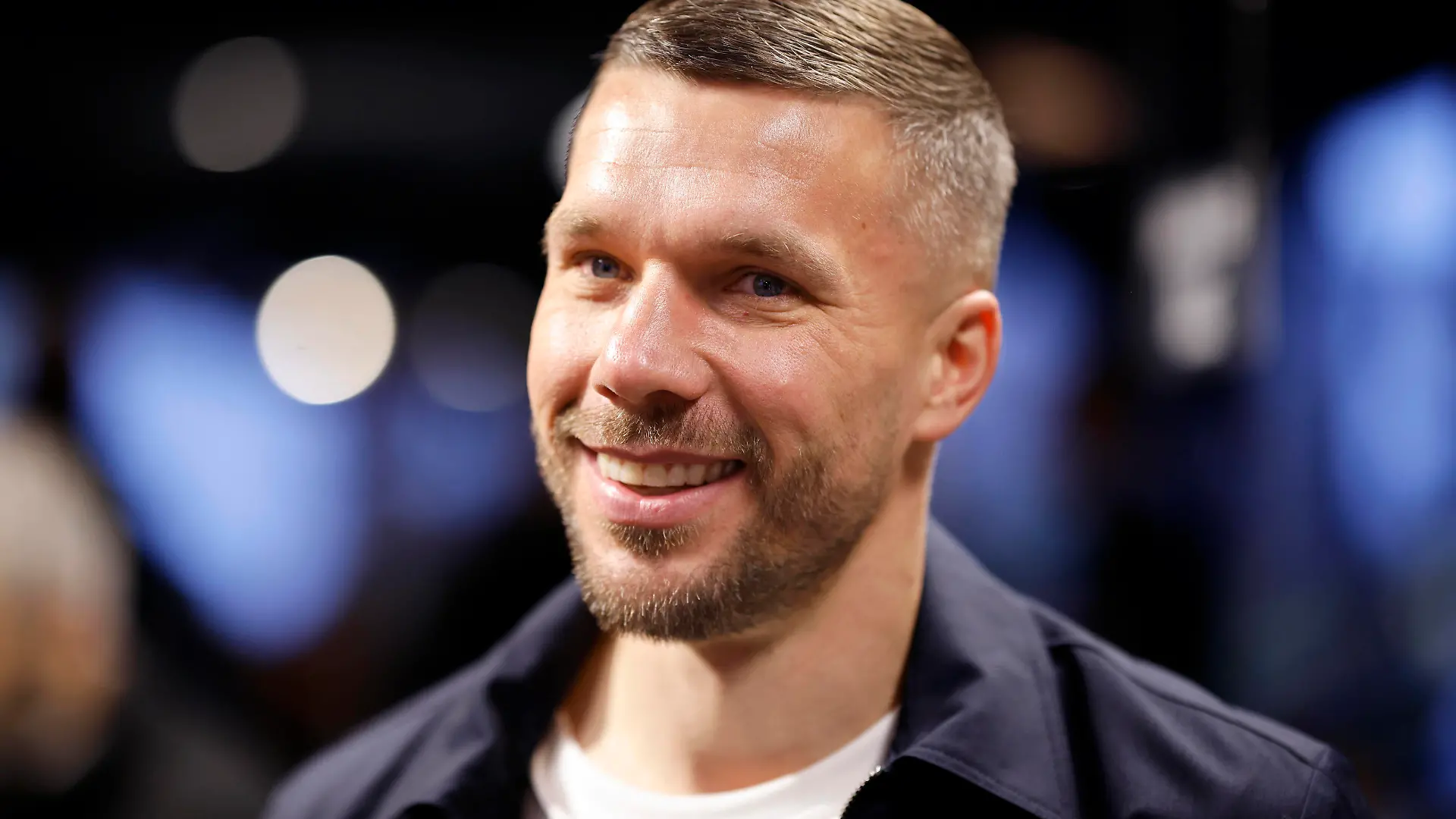 Fußballer Lukas Podolski bei der Eröffnung einer weiteren Filiale seiner Döner-Kette Mangal Döner . Hürth, 30.12.2022 NRW Deutschland *** Footballer Lukas Podolski at the opening of another branch of his kebab chain Mangal Döner Hürth, 30 12 2022 NRW Germany Copyright: xChristophxHardtx