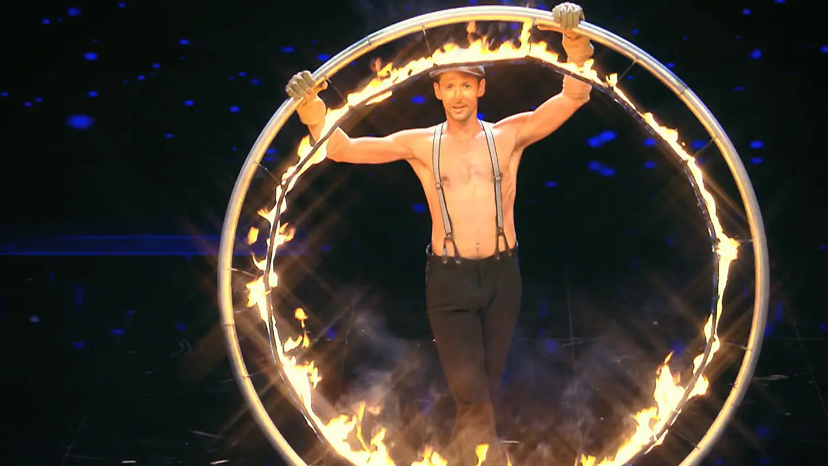 Atemberaubend! Srikanta tanzt mit dem Feuerrad Das Supertalent 2018: Show 4