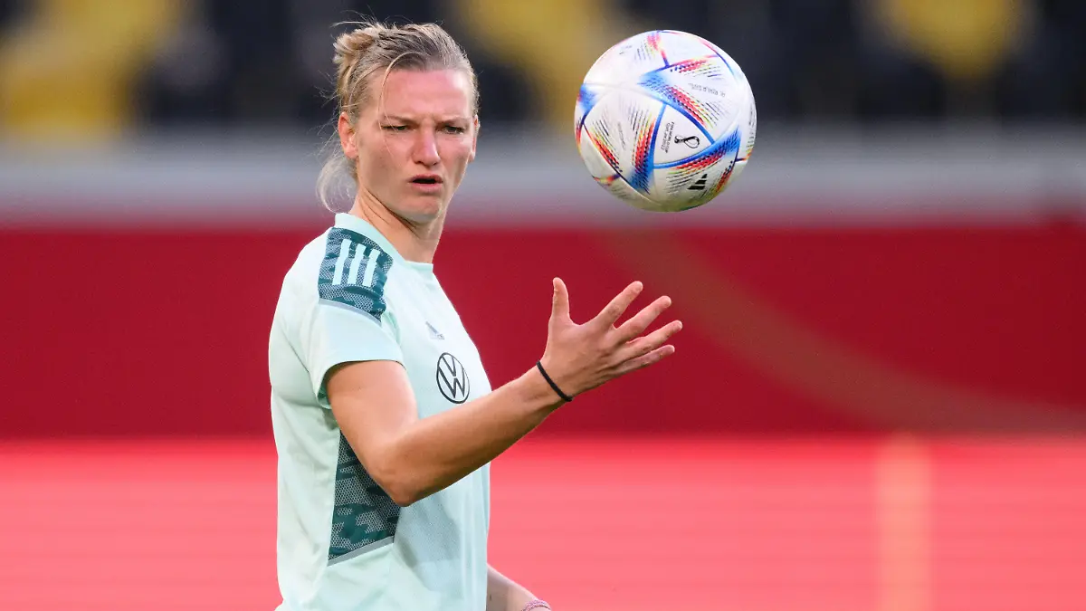 ARCHIV - 06.10.2022, Sachsen, Dresden: Fußball: Nationalmannschaft, Frauen, Abschlusstraining vor dem Länderspiel Deutschland - Frankreich im Rudolf-Harbig-Stadion. Alexandra Popp wirft einen Ball in die Luft. (zu dpa: «Popp glaubt nicht an gleiche WM-Prämien für DFB-Fußballerinnen») Foto: Robert Michael/dpa - WICHTIGER HINWEIS: Gemäß den Vorgaben der DFL Deutsche Fußball Liga bzw. des DFB Deutscher Fußball-Bund ist es untersagt, in dem Stadion und/oder vom Spiel angefertigte Fotoaufnahmen in Form von Sequenzbildern und/oder videoähnlichen Fotostrecken zu verwerten bzw. verwerten zu lassen. +++ dpa-Bildfunk +++