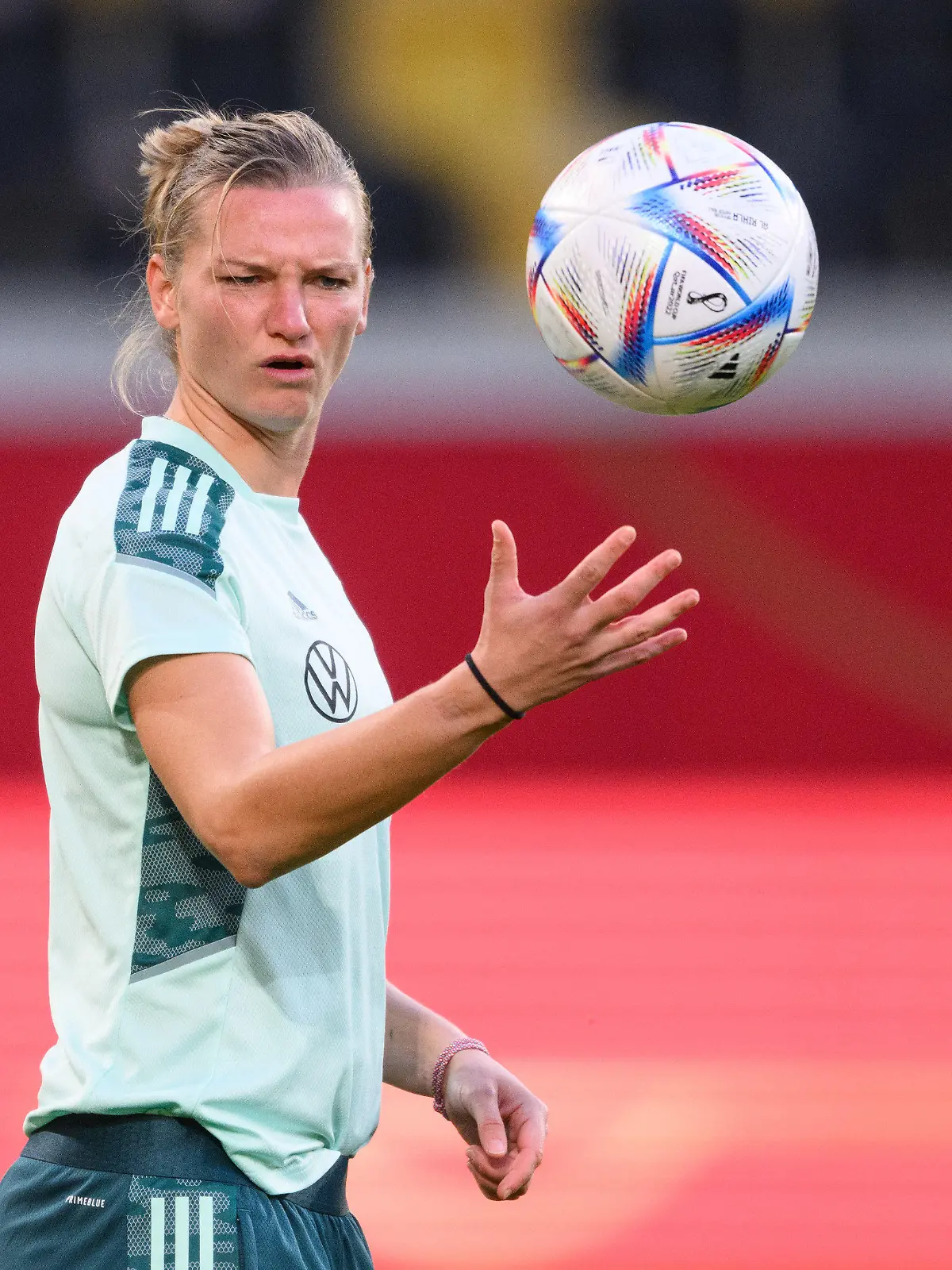 ARCHIV - 06.10.2022, Sachsen, Dresden: Fußball: Nationalmannschaft, Frauen, Abschlusstraining vor dem Länderspiel Deutschland - Frankreich im Rudolf-Harbig-Stadion. Alexandra Popp wirft einen Ball in die Luft. (zu dpa: «Popp glaubt nicht an gleiche WM-Prämien für DFB-Fußballerinnen») Foto: Robert Michael/dpa - WICHTIGER HINWEIS: Gemäß den Vorgaben der DFL Deutsche Fußball Liga bzw. des DFB Deutscher Fußball-Bund ist es untersagt, in dem Stadion und/oder vom Spiel angefertigte Fotoaufnahmen in Form von Sequenzbildern und/oder videoähnlichen Fotostrecken zu verwerten bzw. verwerten zu lassen. +++ dpa-Bildfunk +++