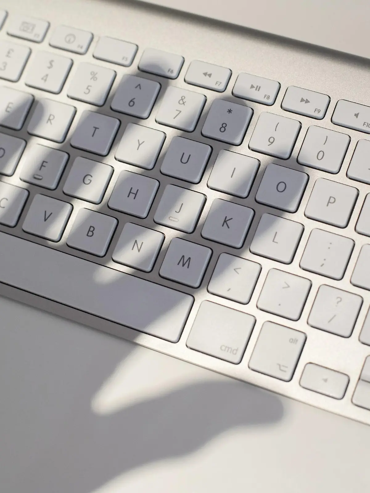  Cyber crime, conceptual image Hand shadow casted over keywboard, conceptual image of cyber crime. PUBLICATIONxINxGERxSUIxHUNxONLY IANxHOOTON/SCIENCExPHOTOxLIBRARY F018/7791