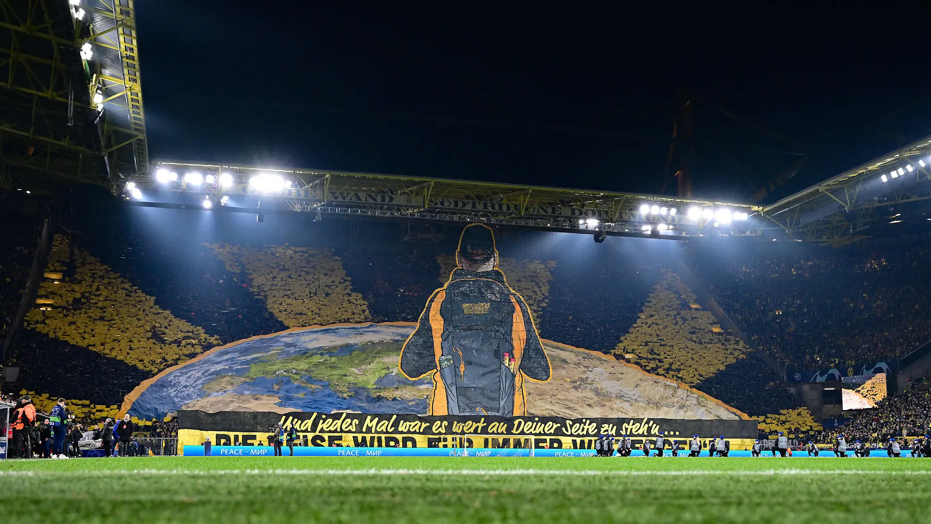 Choreografie / Choreografien der Dortmunder Fans, Borussia Dortmund vs. FC Chelsea, Fussball, Champions League, Achtelfinale, 15.02.2023 *** Dortmund fans choreography choreography, Borussia Dortmund vs Chelsea FC, football, Champions League, Round of 16, 15 02 2023 Copyright: xkolbert-press/MarcxNiemeyerx