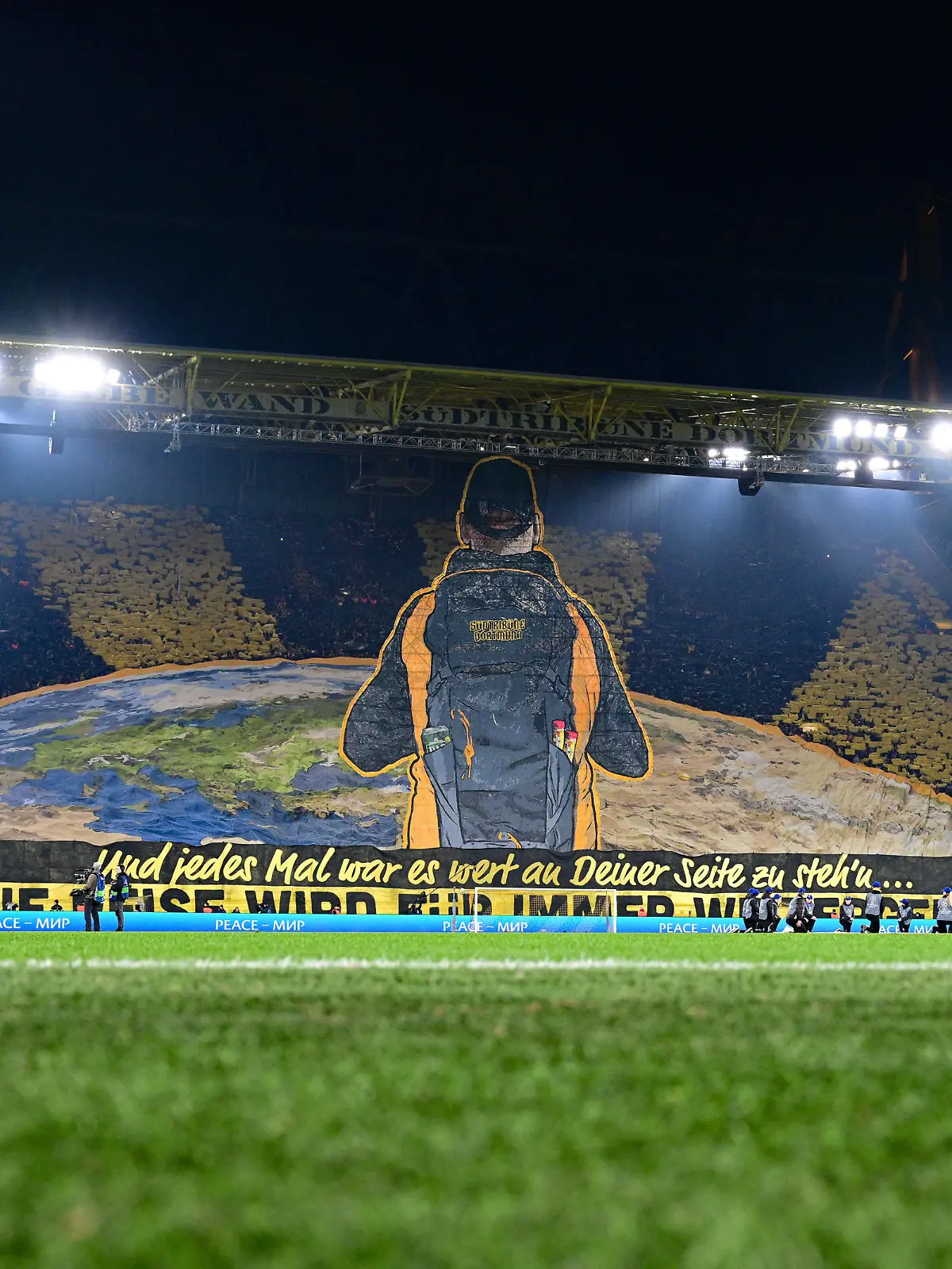 Choreografie / Choreografien der Dortmunder Fans, Borussia Dortmund vs. FC Chelsea, Fussball, Champions League, Achtelfinale, 15.02.2023 *** Dortmund fans choreography choreography, Borussia Dortmund vs Chelsea FC, football, Champions League, Round of 16, 15 02 2023 Copyright: xkolbert-press/MarcxNiemeyerx